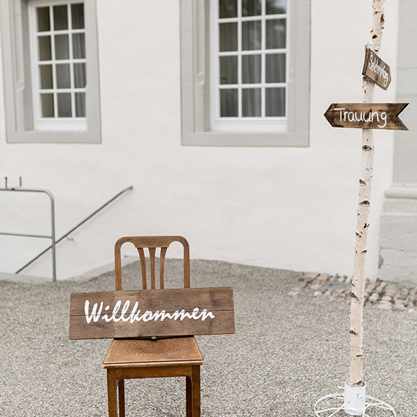 Wegweiser Birkenstamm Pfeile mieten