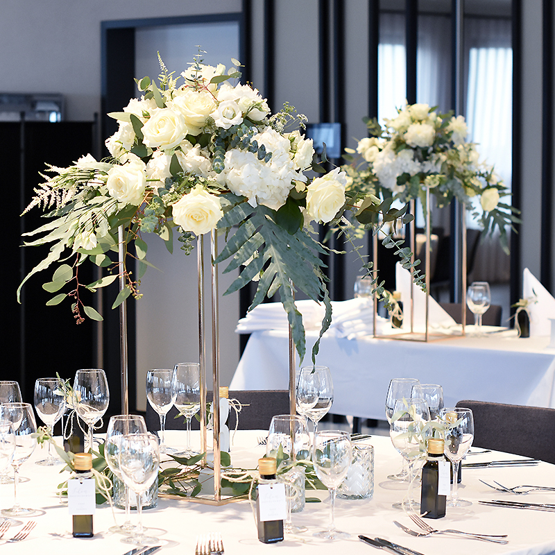 Blumenständer_Metallständer_hoch_gold_Blumendekoration_Hochzeit_Tischdeko_mieten_4