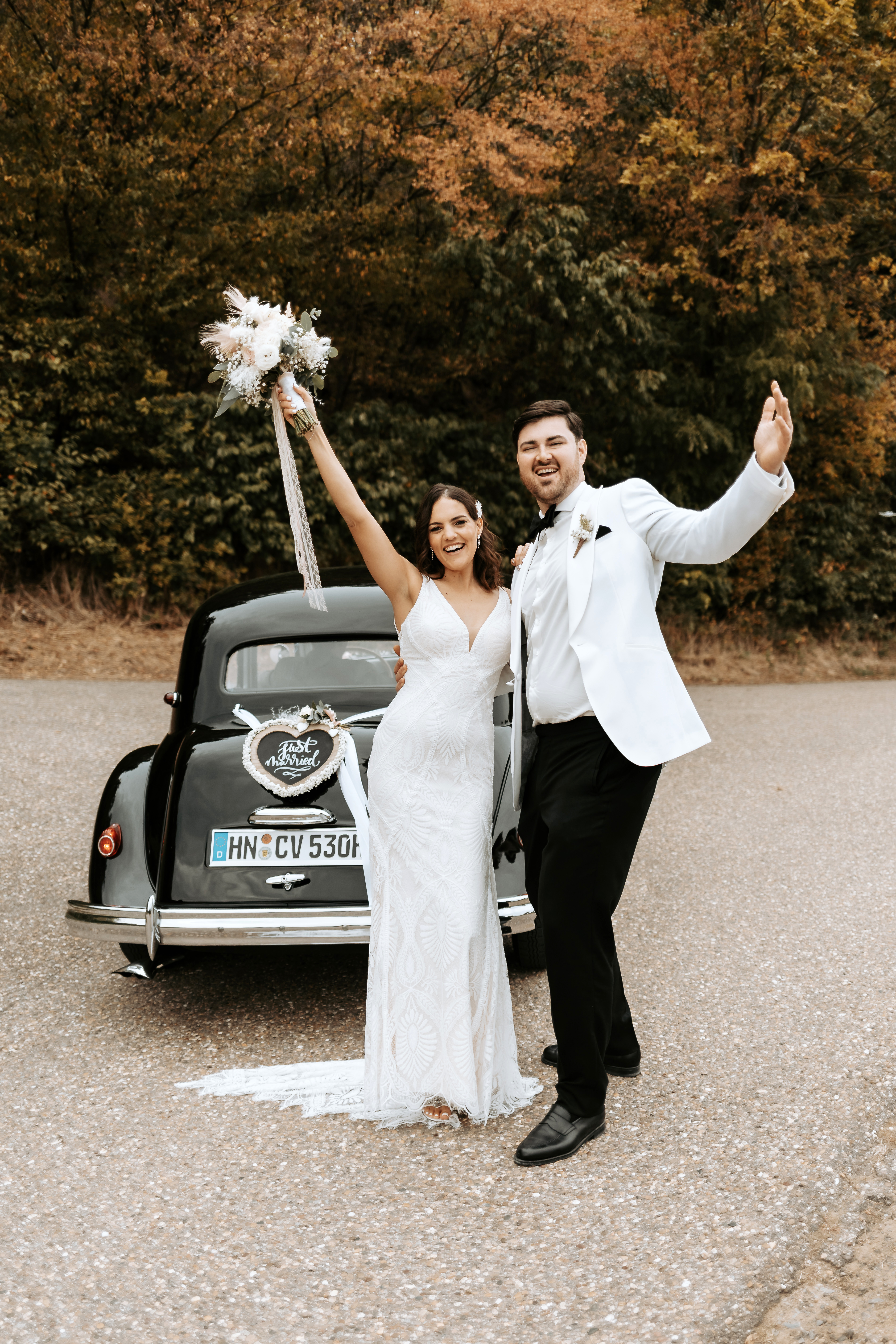 Hochzeit_Heuchelberger_warte_brautpaar_hochzeitsauto_Brautstrauss