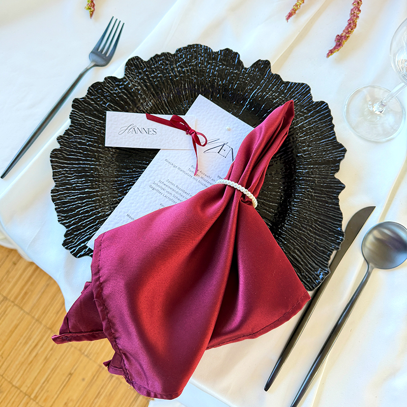 Platzteller_Flower_gewellt_Besteck_Stiletto-schwarz_Besteck_Stiletto_Satin_Serviette_burgund_mieten