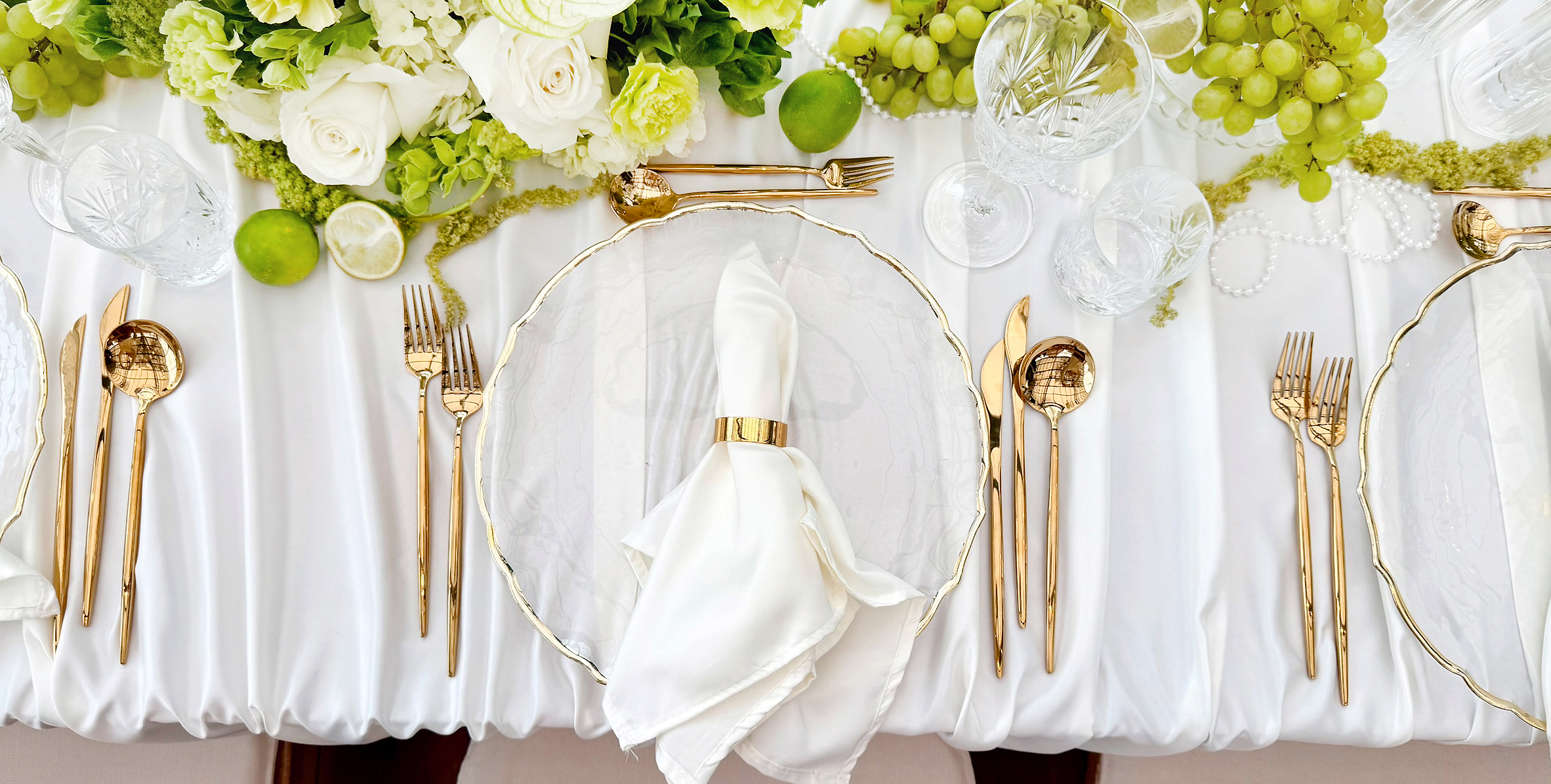 Tischdekoration_Hochzeit_Schlossgut_Lautenbach_Platzteller_Besteck_gold_Tischdecken_Satin2