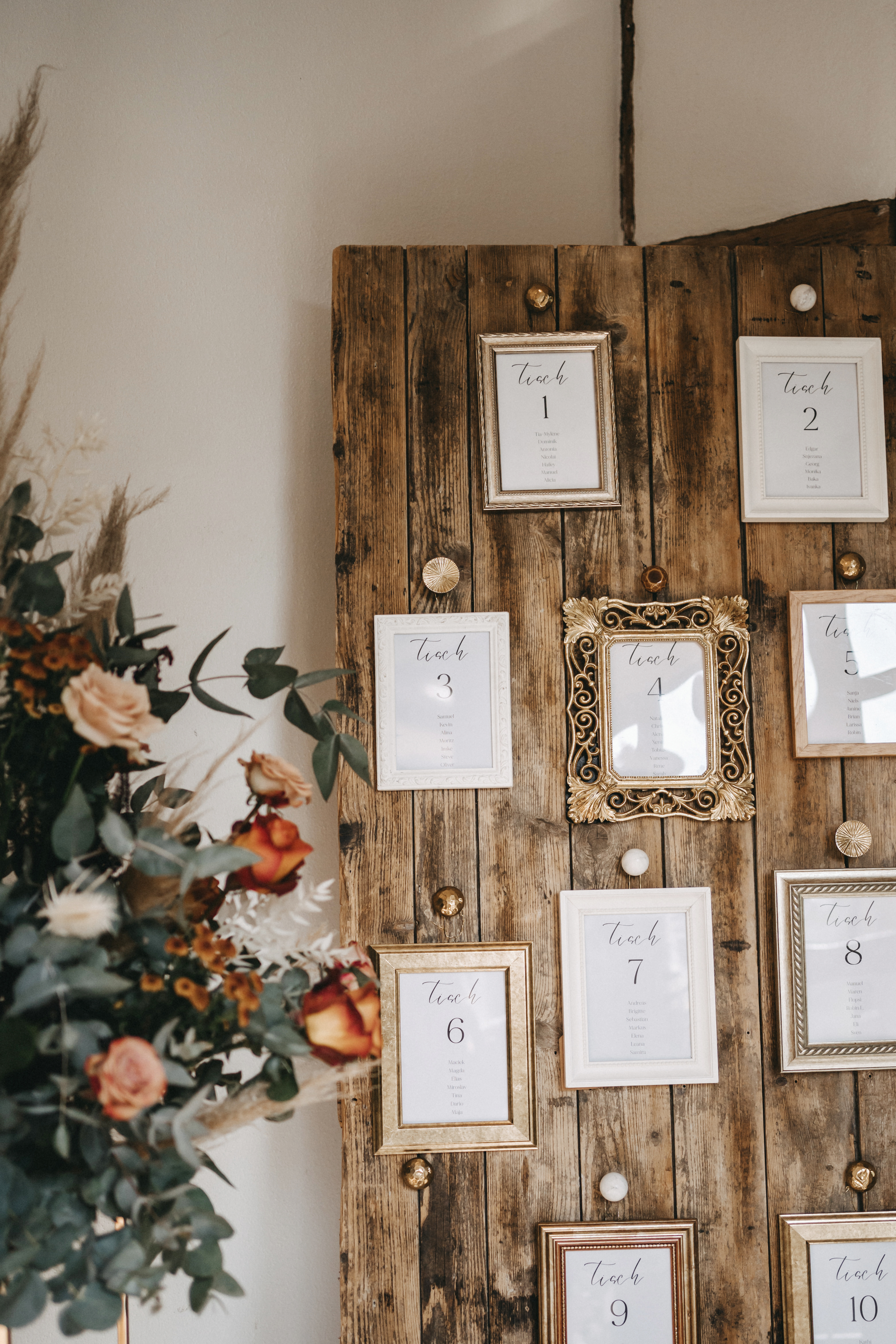 Hochzeit_Deko_Steinbachhof_Sitzplan_tafel_alte_Tuer_mieten2