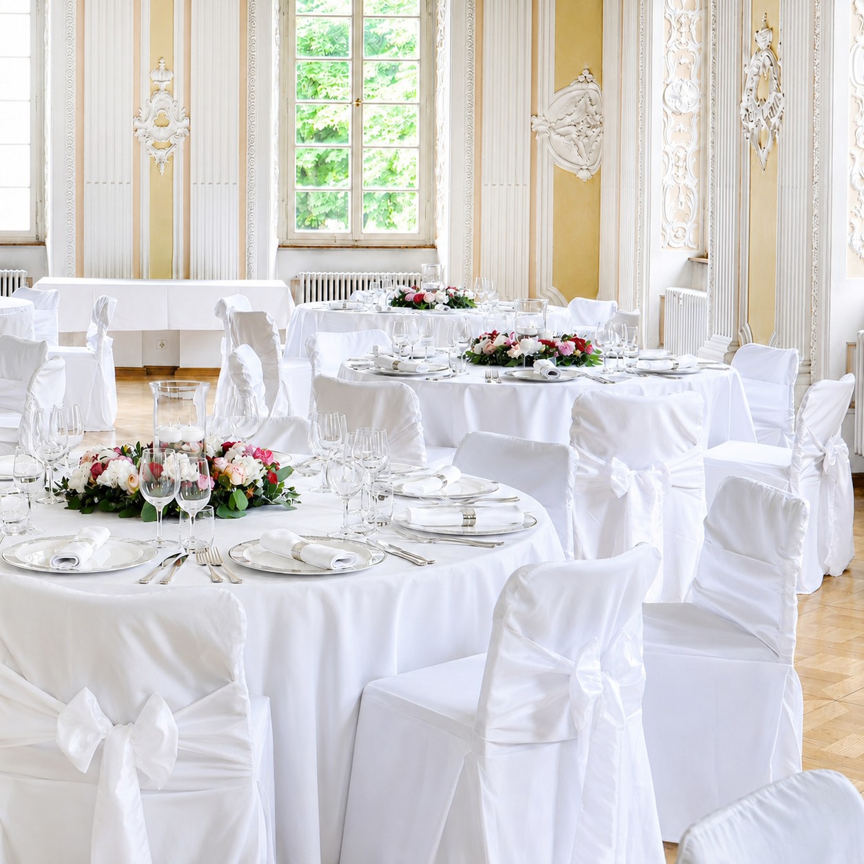 Exklusive_Stuhlhussen_Stapelstuhl_Hallenstuhl_Polsterstuhl_weiss_Hochzeit_Firmenevent_Gala_Messe_Catering_B2B_mieten_3
