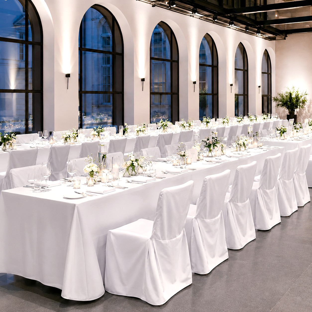 Exklusive_Stuhlhussen_Stapelstuhl_Hallenstuhl_Polsterstuhl_weiss_Hochzeit_Firmenevent_Gala_Messe_Catering_B2B_mieten_4