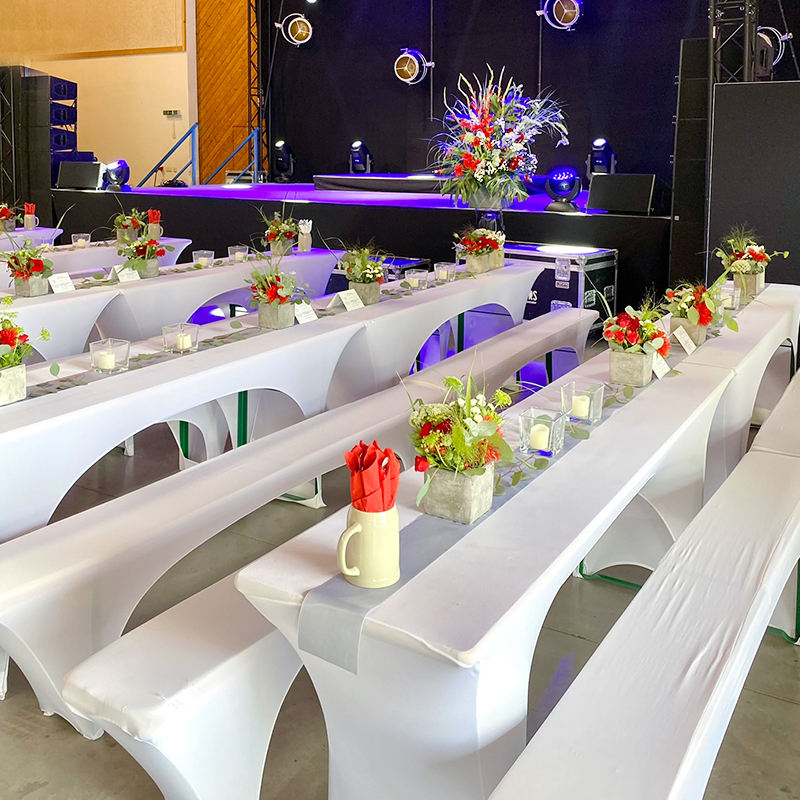 Biertischhussen_Bierbankhussen_Stretch_weiss_50cm_Firmen_Event_mieten