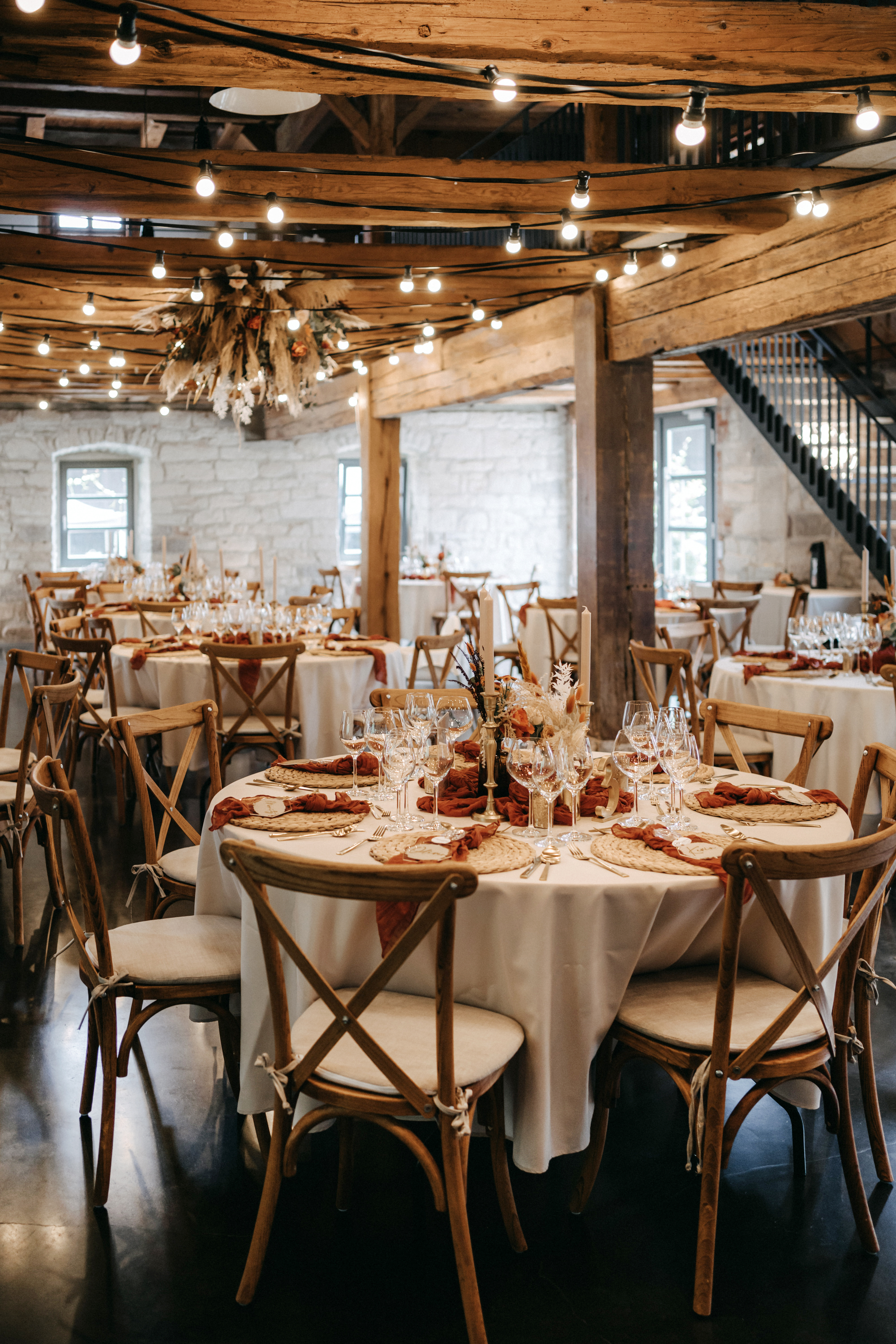 Hochzeit_Steinbachhof_Tischdeko_Blumen_Kerzenstaender_Platzsets_natur_verlih