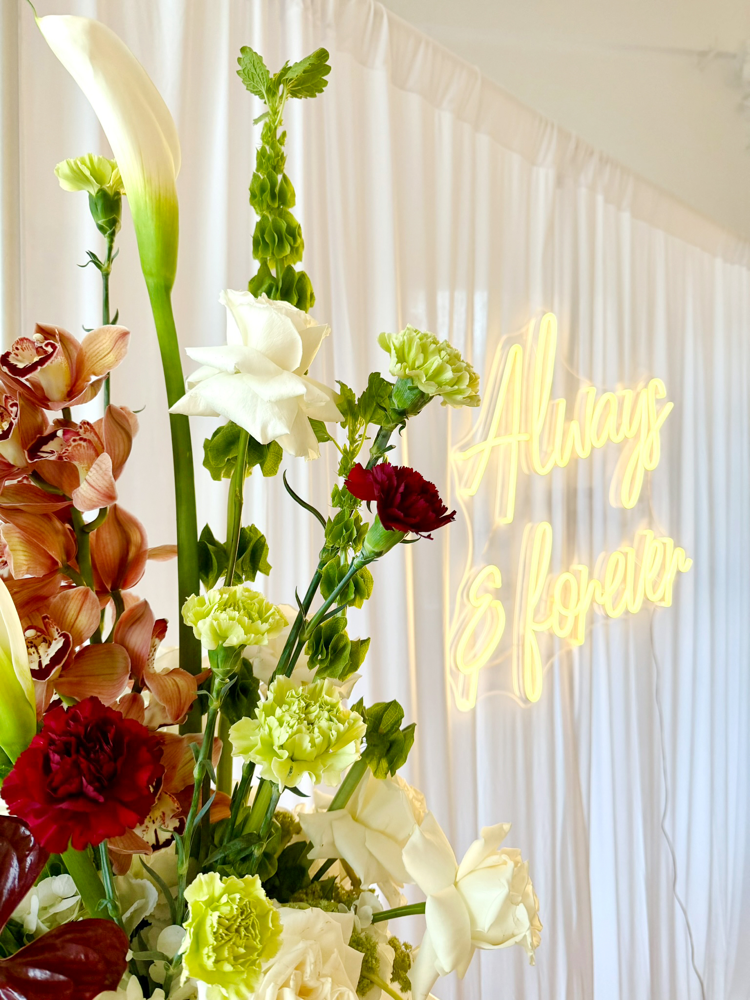 Backdrop_Trauung_ivory_gerafft_Gesteck_Calla_Orchideen_Anthurien_rosen