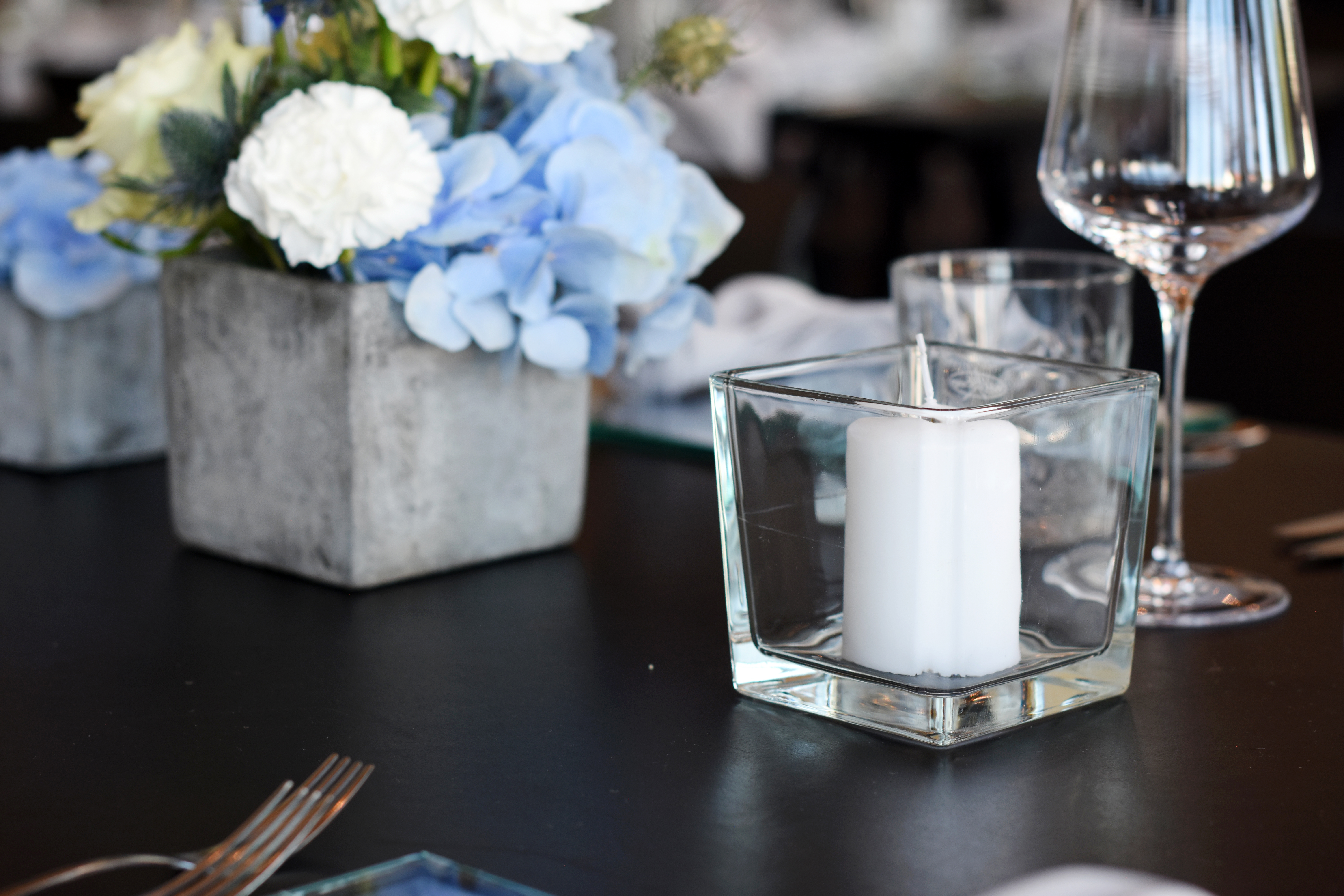 Dekoration_Firmenevent_Tischdeko_modern_puristisch_weiss_blau_grau_schwarz_8