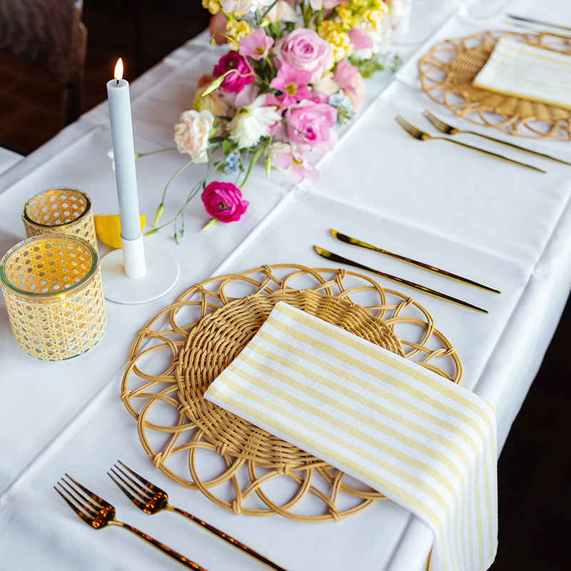 Platzset_Rattan_Serviette_Streifen_weiss_gelb_mieten