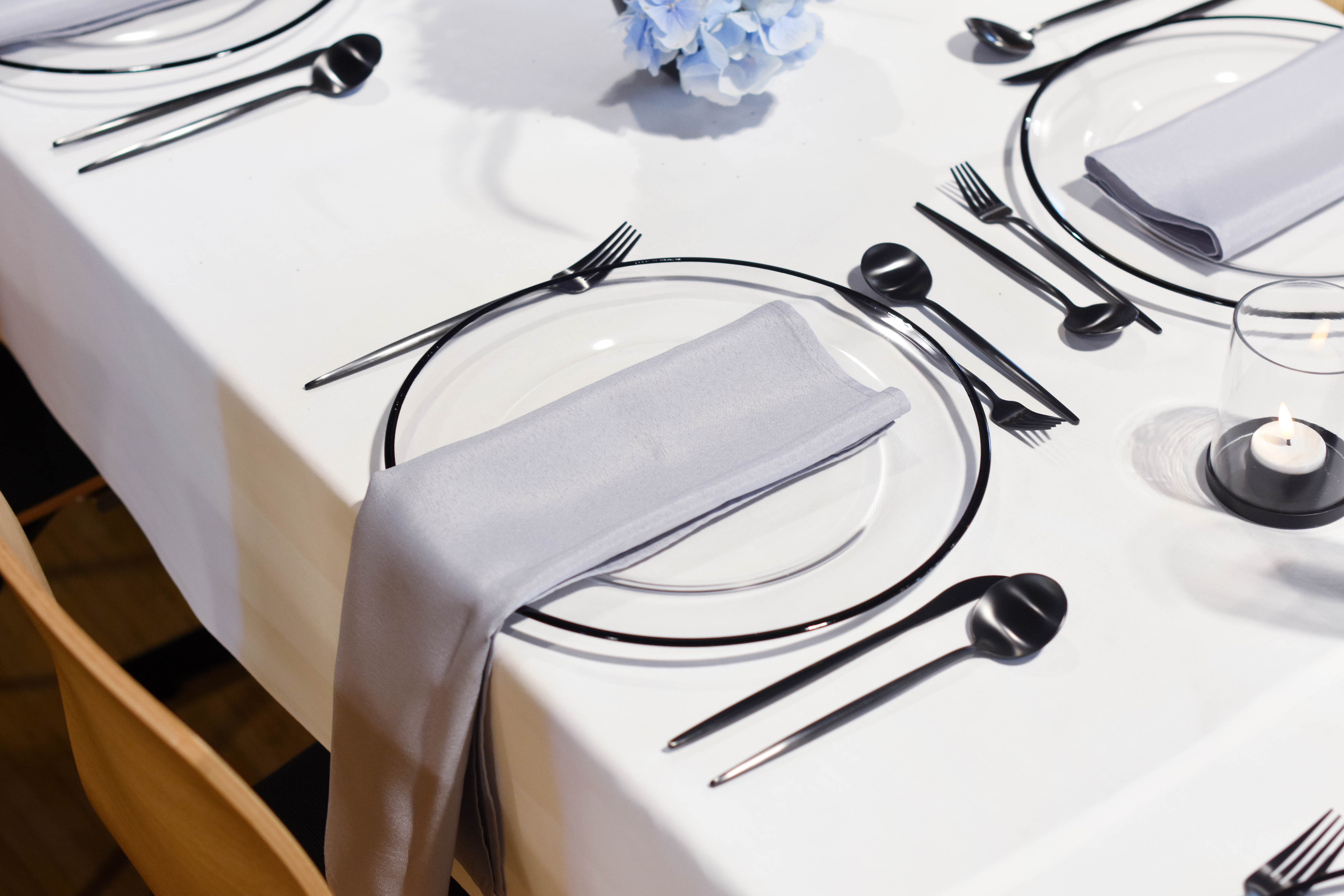 Dekoration_Firmenevent_Verleih_Platzteller_Besteck_schwarz_Servietten_grau_4