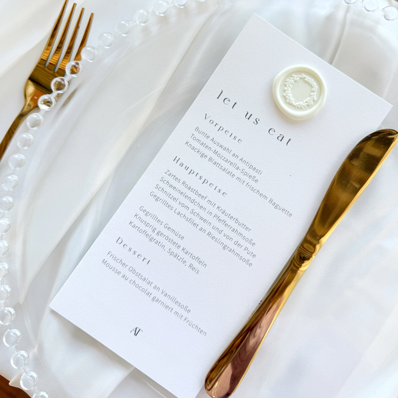 Platzteller_Perlenrand_klar_transparent_Serviette_Leinen_Spitzenrand_weiss_Besteck_gold_glaenzend_mieten