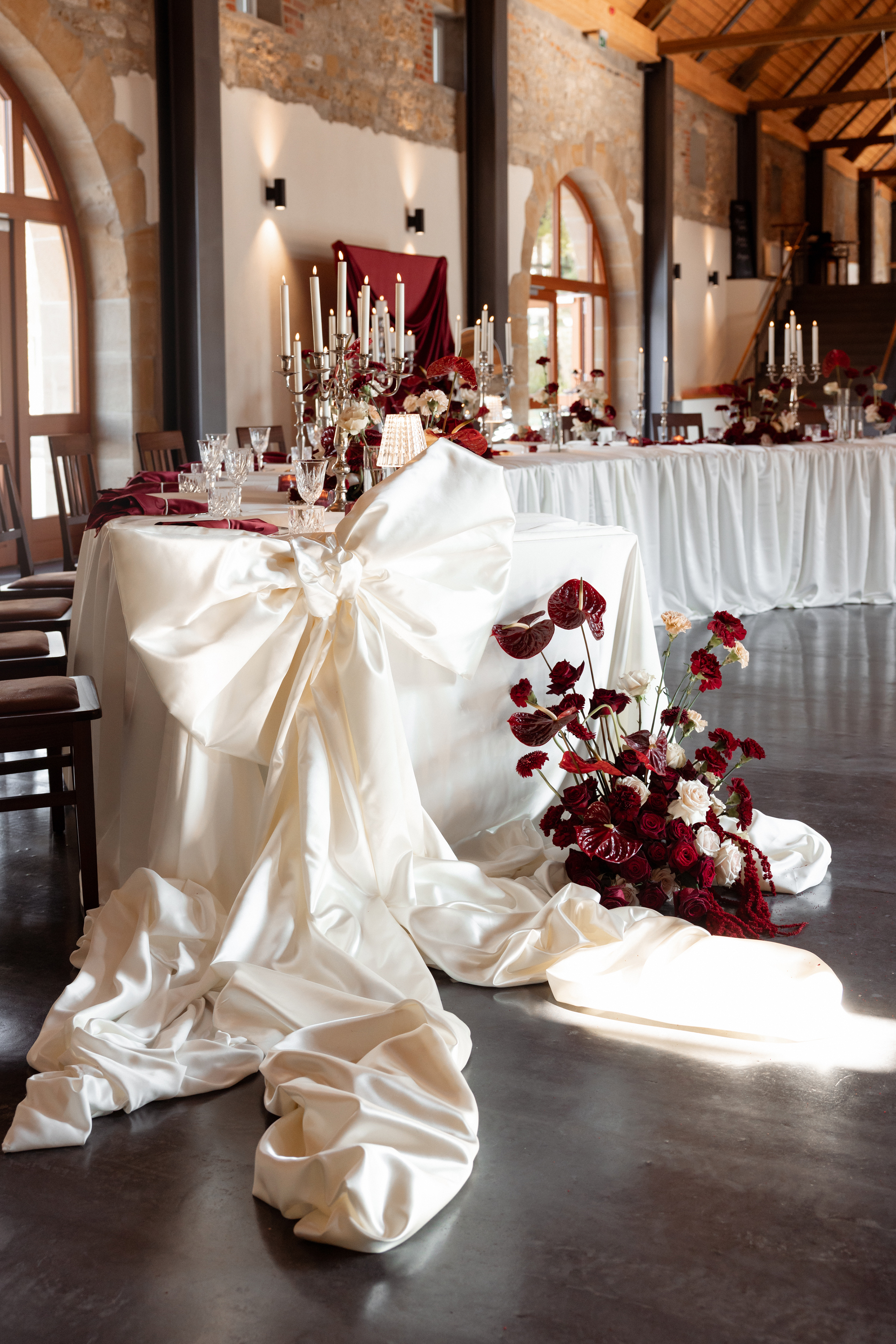 Tischdeko_Blumen_Verleih_rose_burgundy _Anthurien_Rosen_Eventscheune_Ludwigsruhe_Hochzeit_Heilbronn2