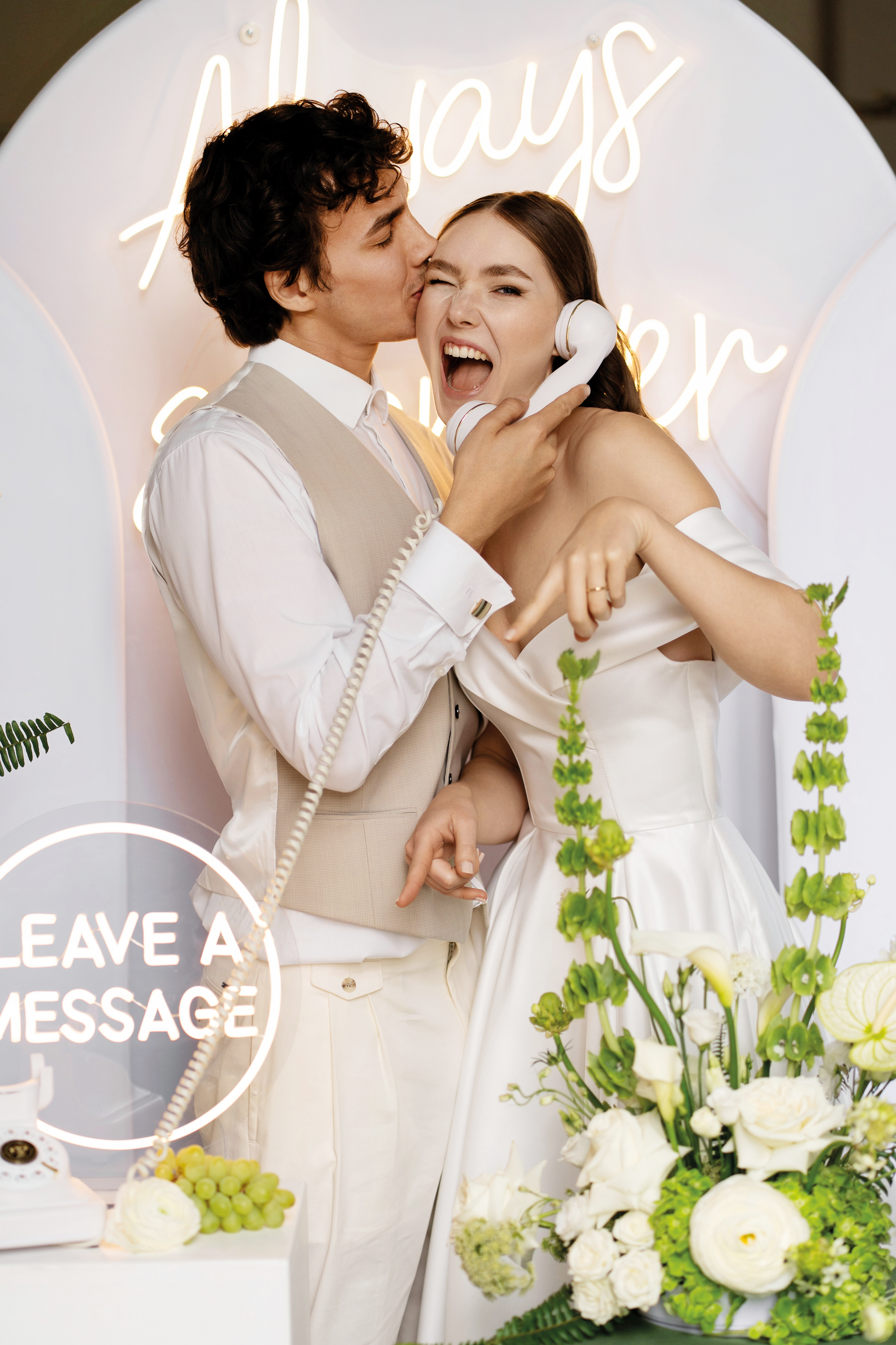 Hochzeit_Dekoration_weiss_gruen_modern_Gesteck_Blumen