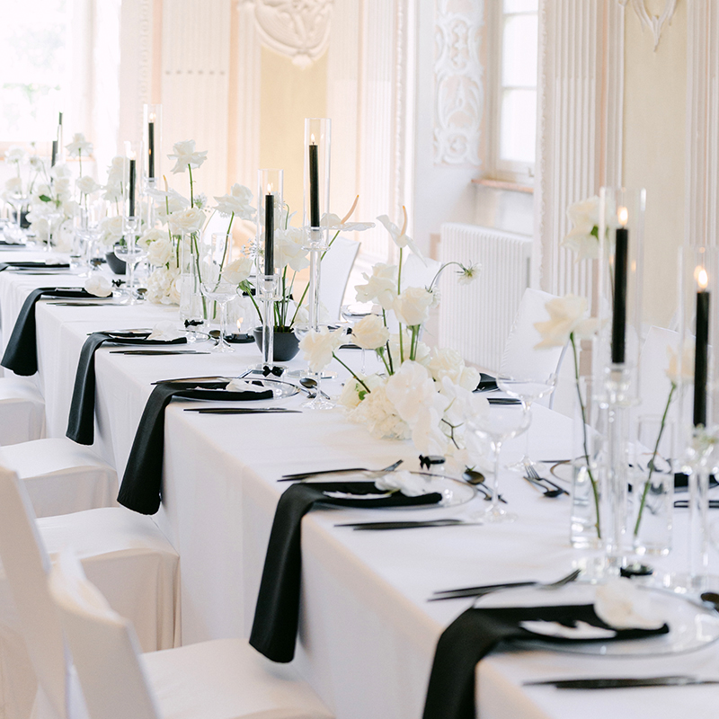 Kerzenstaender_Glas_klar_LED-Stabkerzen_schwarz_Zylindervasen_Hochzeit_Event_mieten