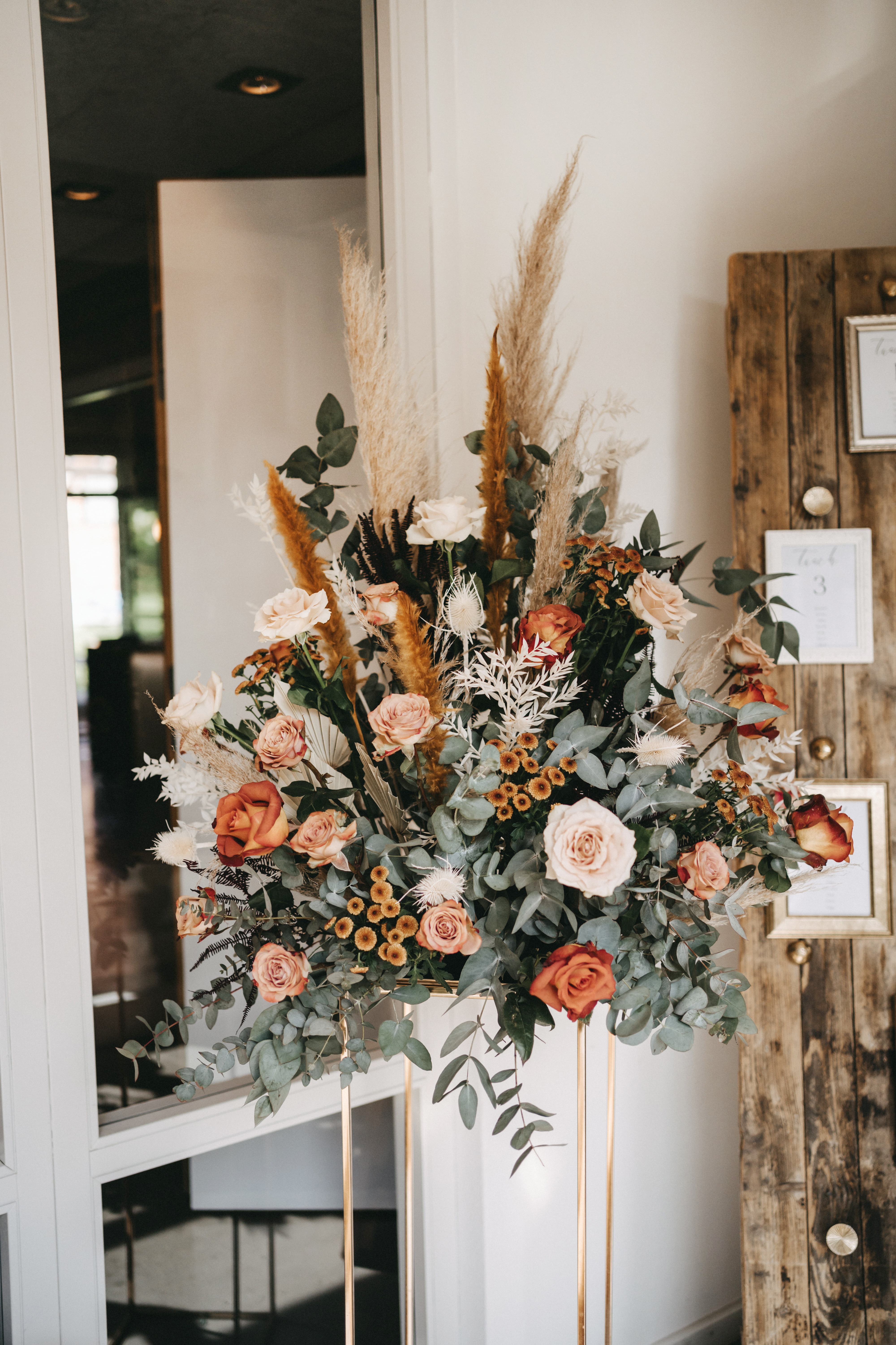 Hochzeit_Deko_Steinbachhof_Gesteck_Eingang_Freie_Trauung_terracotta_Eukalyptus_Pampas