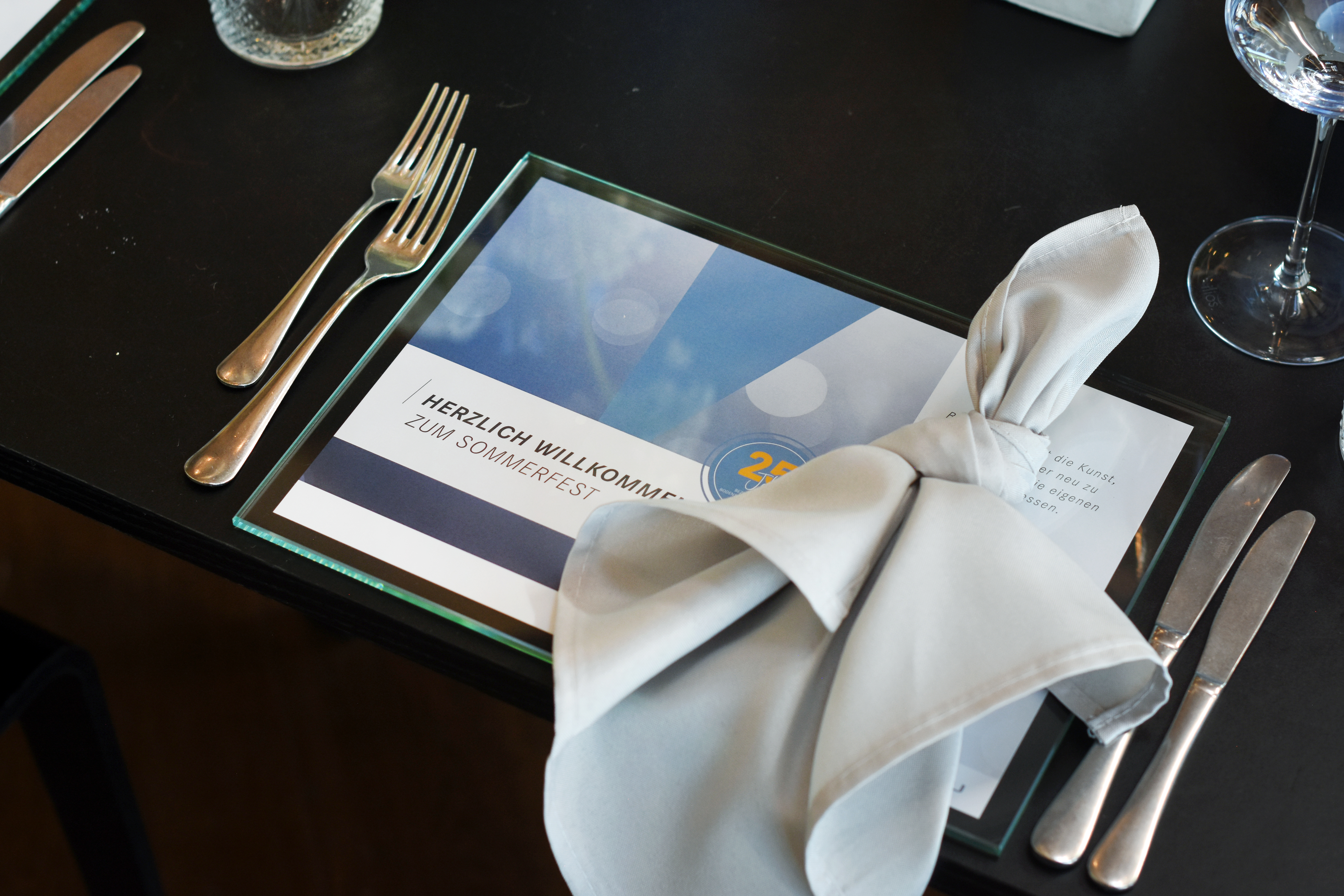 Dekoration_Firmenevent_Tischdeko_Platzteller_Servietten_modern_puristisch_weiss_blau_grau_schwarz_34