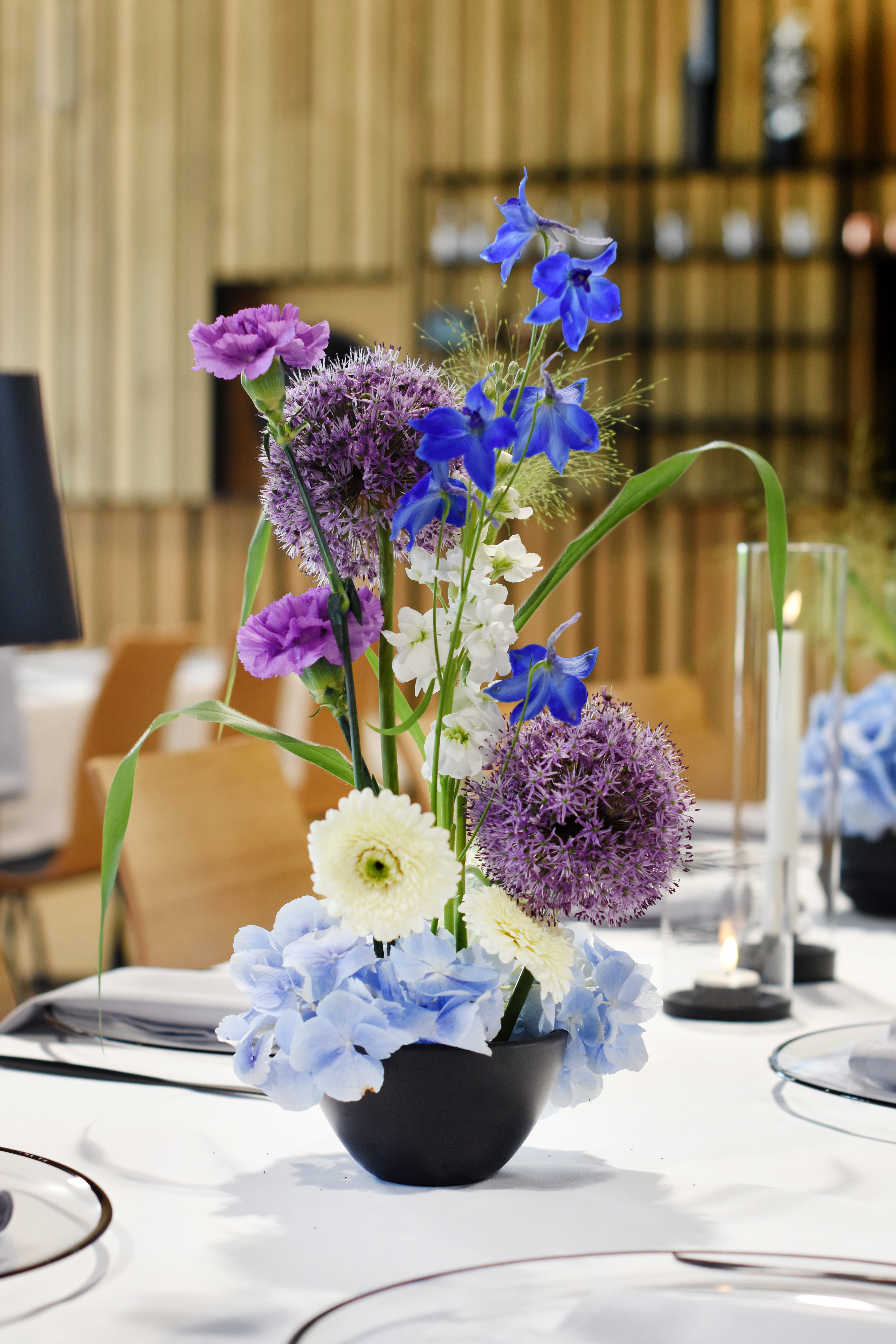 Dekoration_Firmenevent_Tisch_Blumen__minimalistisch_Alium_Rittersporn_Hortensie_modern