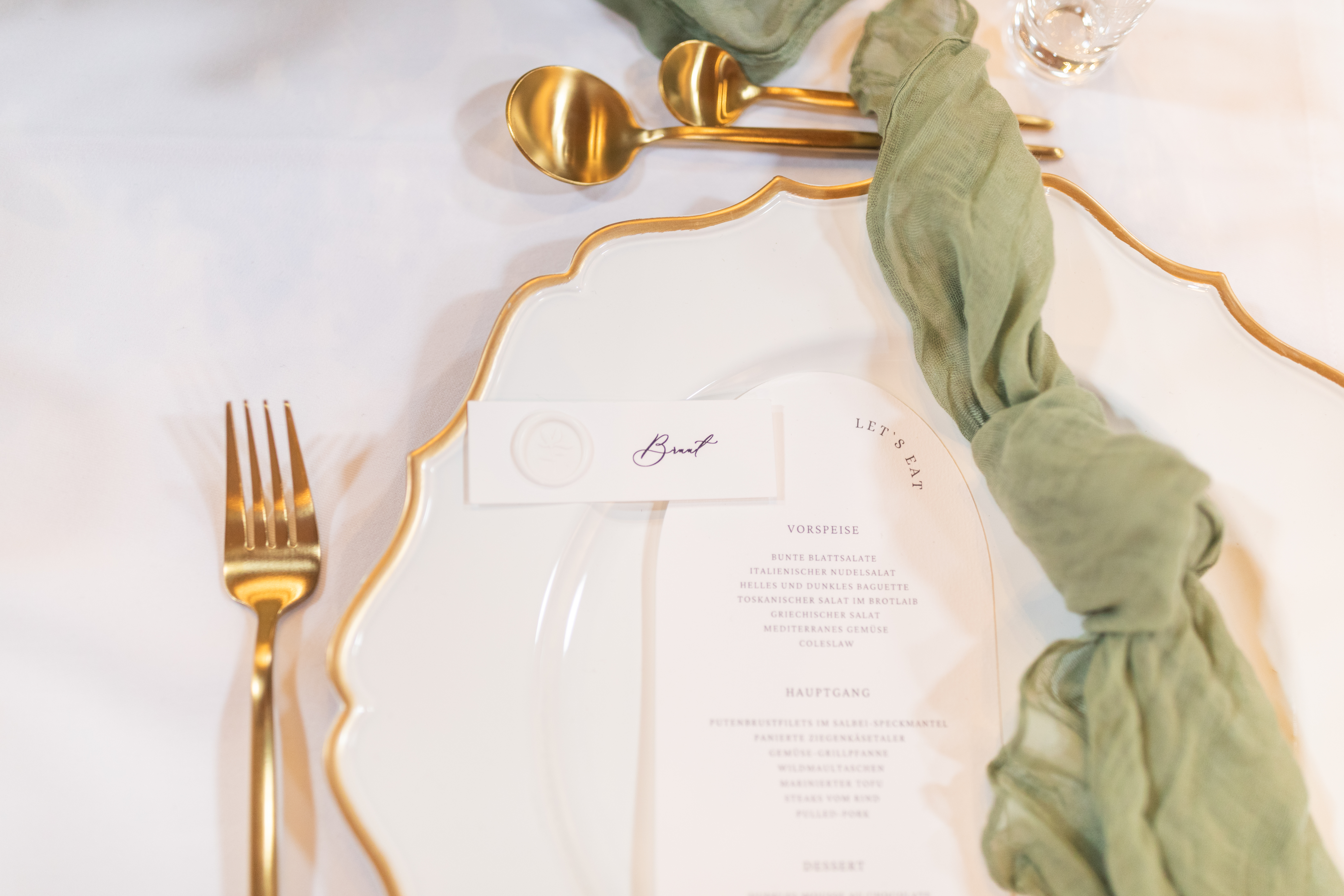 Platzteller_Eleganz_Kunststoff_rund_weiss_gold_wellenrand_33cm_mieten_Verleih_Hochzeit_Firmenfeier_Geburtstag_1