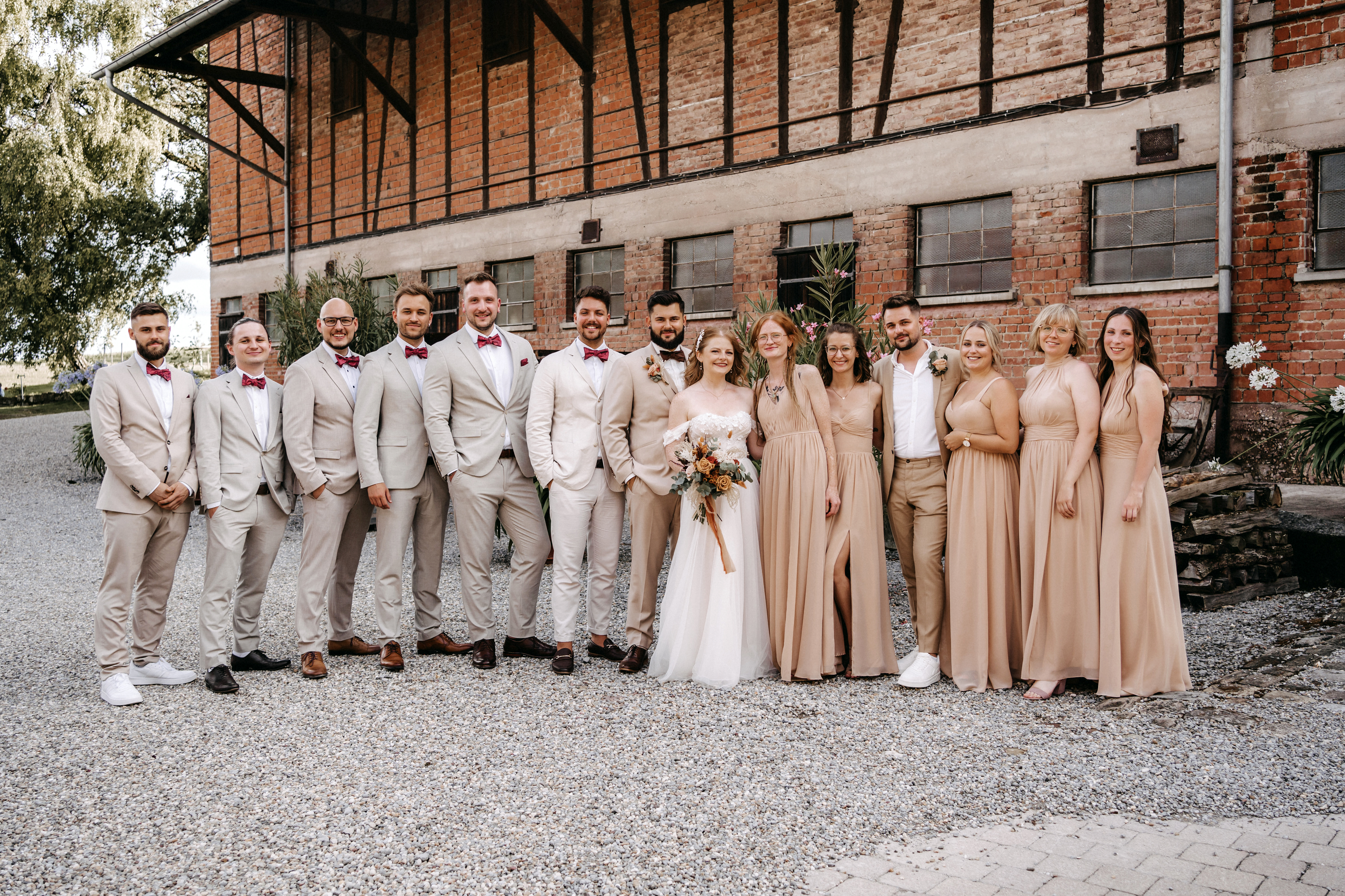 Hochzeit_Deko_Steinbachhof_Brautjungfern_Brautstrauss_creme-apricot-orange_terracotta_Rosen_Eukalyptus_Trockenblumen2