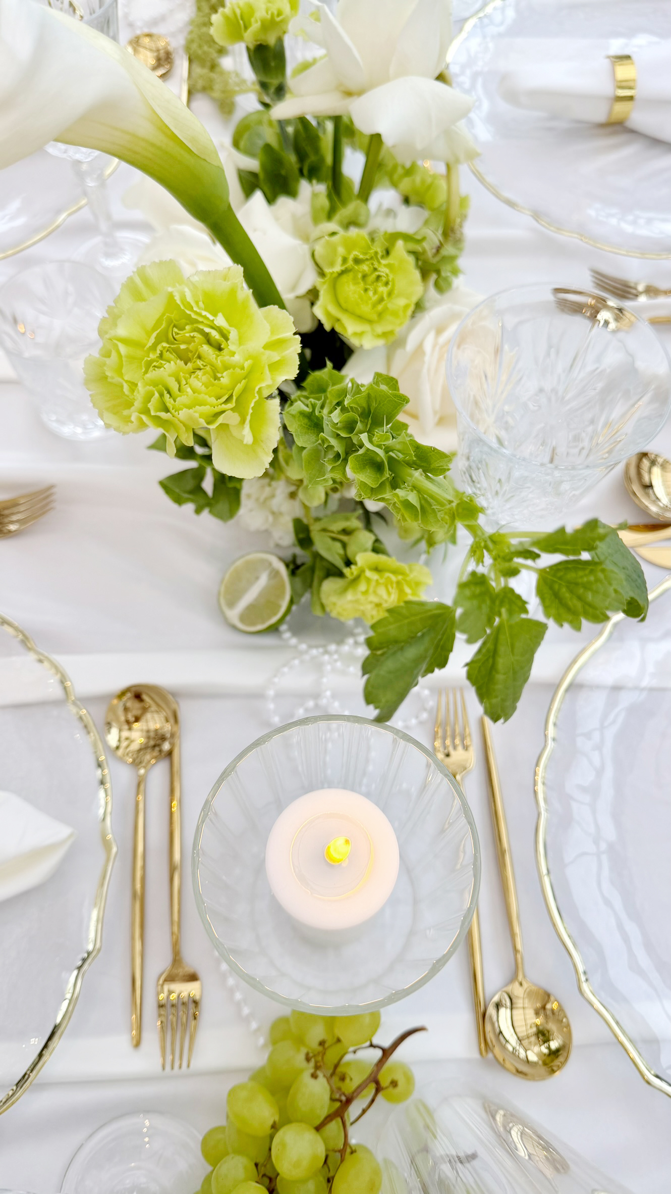 Tischdekoration_Hochzeit_Schlossgut_Lautenbach_Satin_Tischdecke_bodenlang