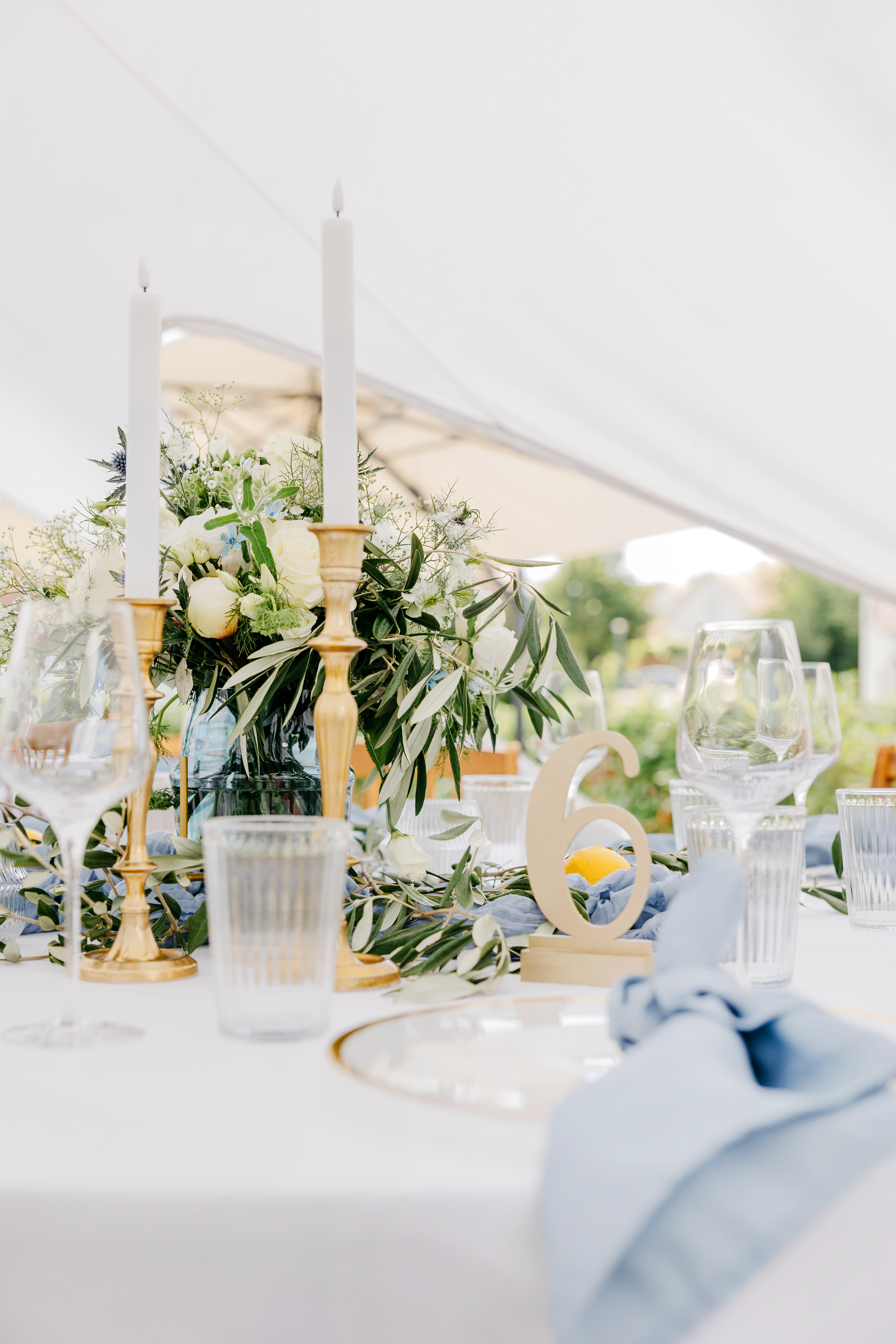 Dekoverleih_Hochzeit_Weingut_Bihlmayer_Kerzenstaender-gold_Platzteller_Servietten