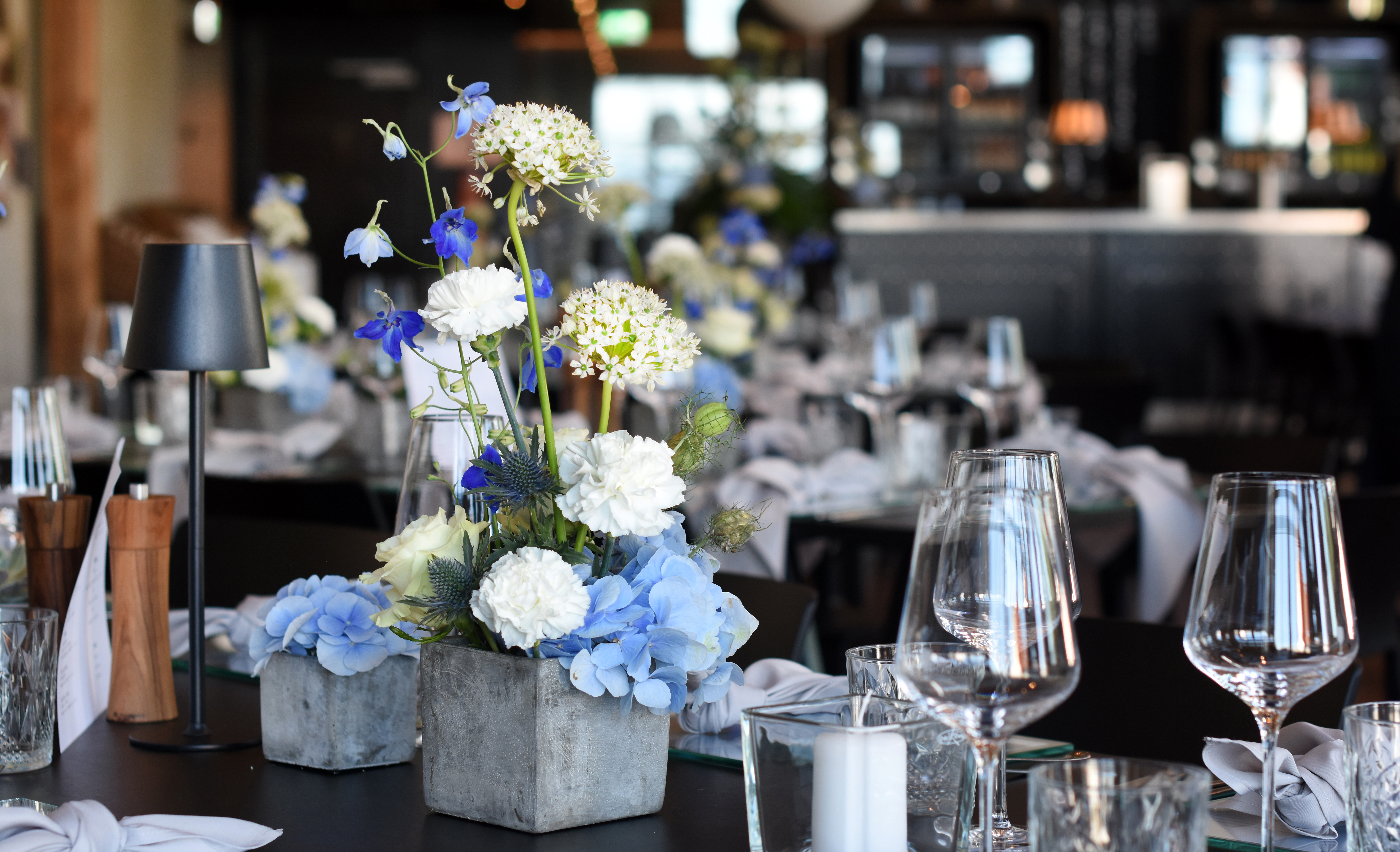 Dekoration_Firmenevent_Tischdeko_modern_puristisch_weiss_blau_grau_schwarz_66