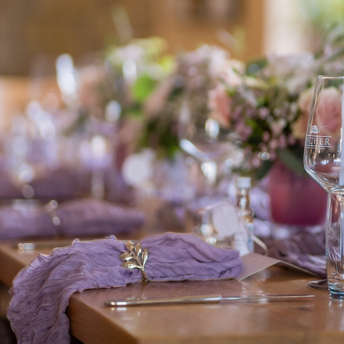 Serviettenring_elegant_Blätter_silber_glänzend_mieten_Verleih_Hochzeit_Hochzeitsdeko_Firmenfeier_Geburtstag filigran edel
