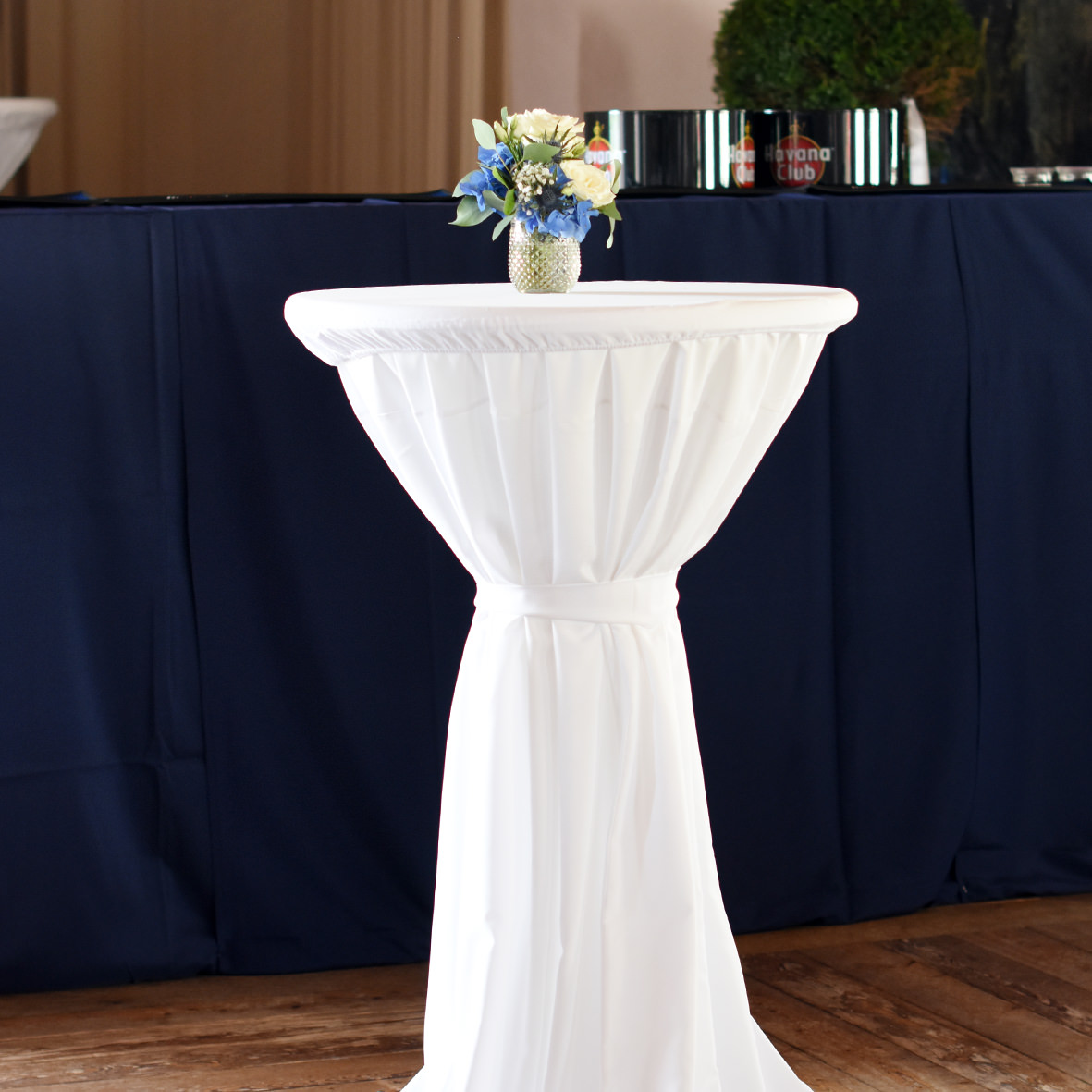 Stehtischhusse universell weiss Polyester fließend mieten | Verleih Hochzeit, Feier, Event 4