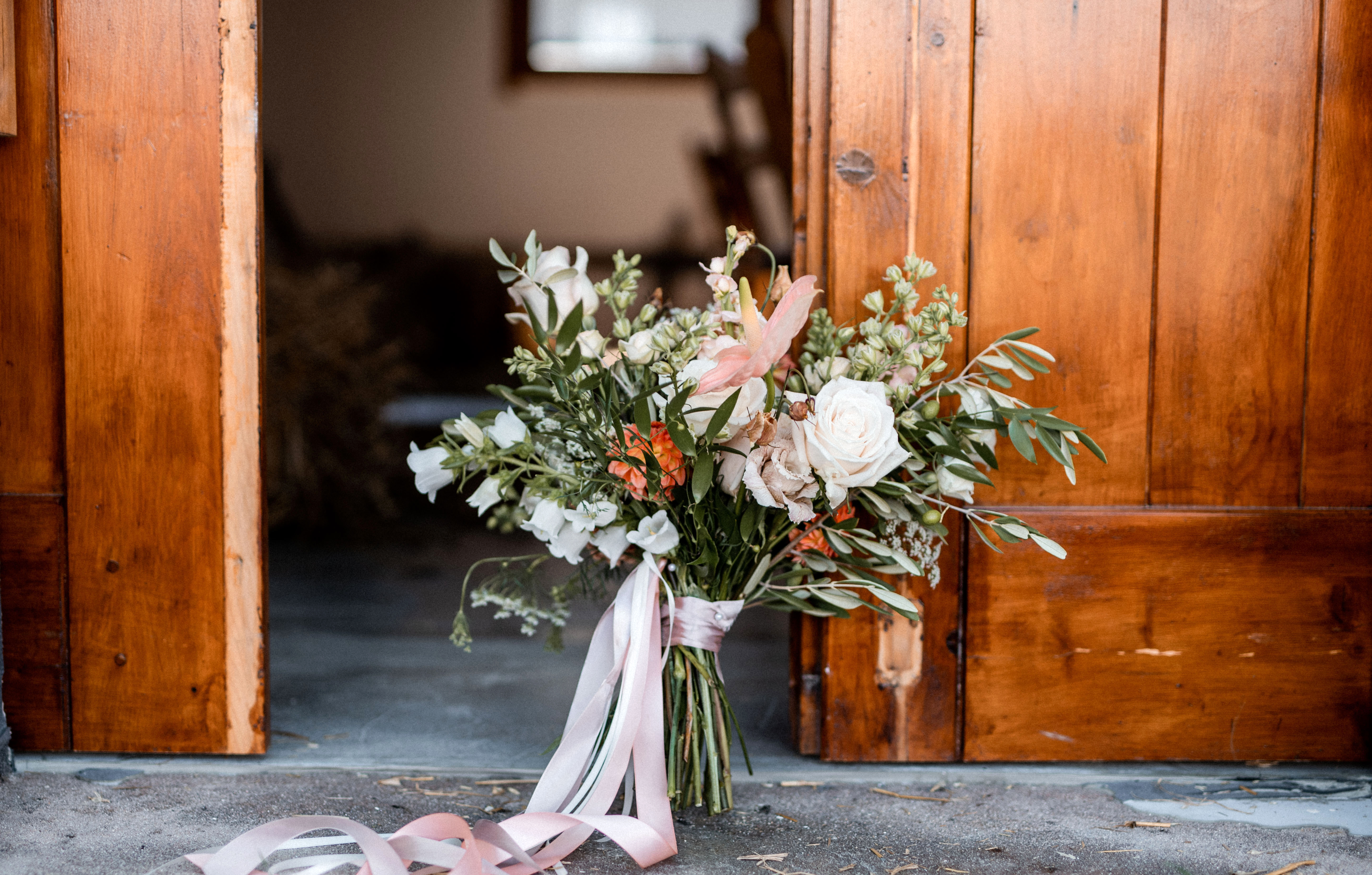 Brautstrauss_weiss_apricot_koralle_Rosen_Anthurien_Olive_mediterran2