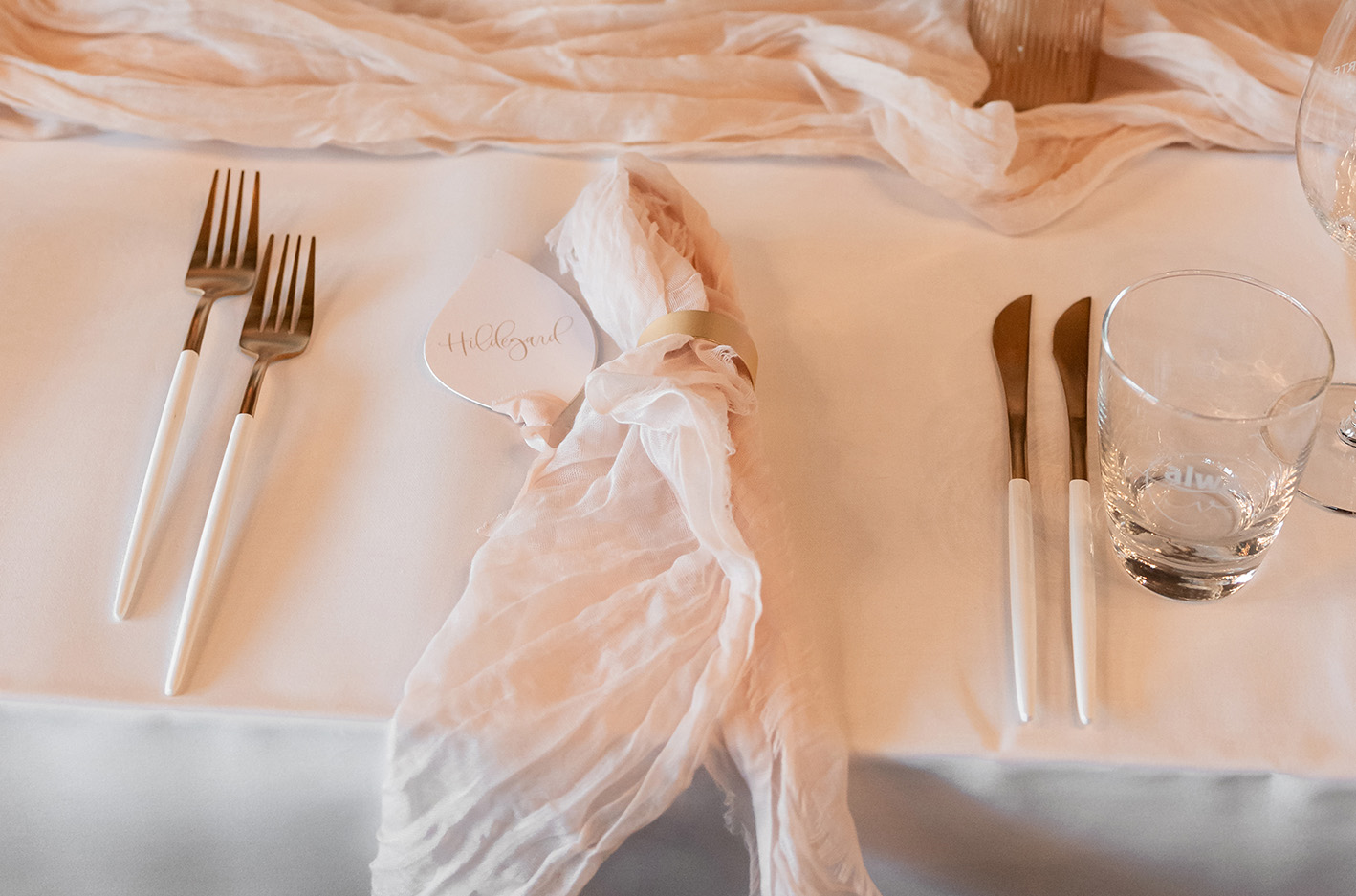 Musselin_Serviette_Besteck_gold_ivory_beige_mieten