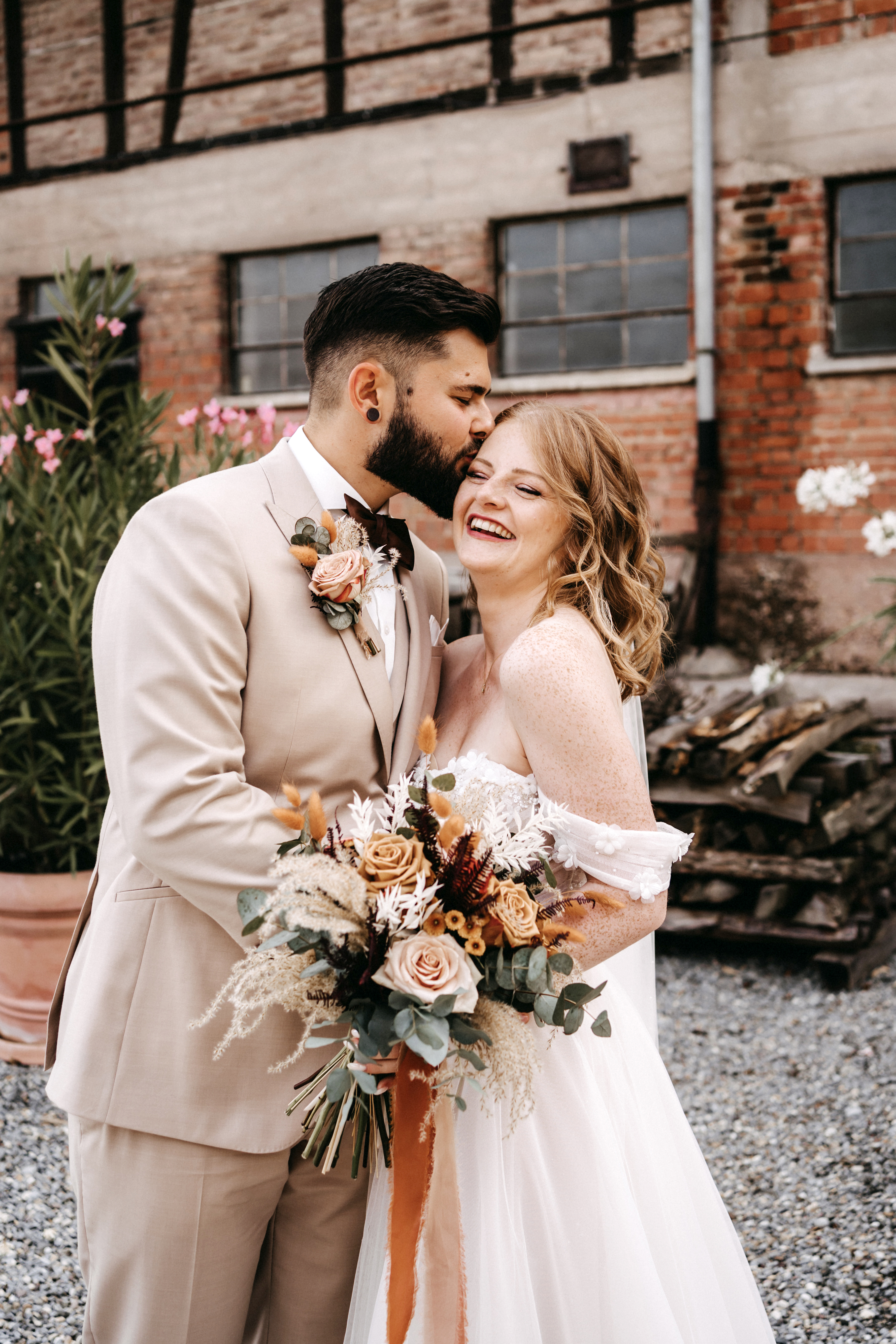 Hochzeit_Deko_Steinbachhof_Brautpaar_Brautstrauss_creme-apricot-orange_terracotta_Rosen_Eukalyptus_Trockenblumen