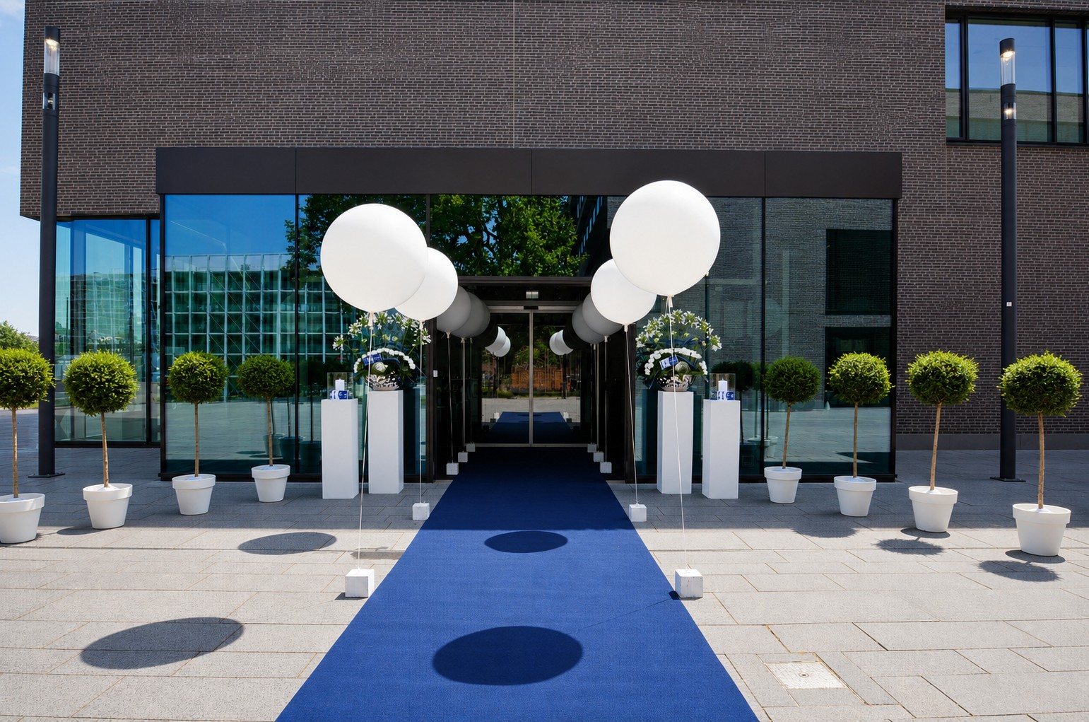 Dekoration_Firmen_Veranstaltung_Bildungscampus_Aula_Heilbronn_Weiss-Blau__Eingang_1