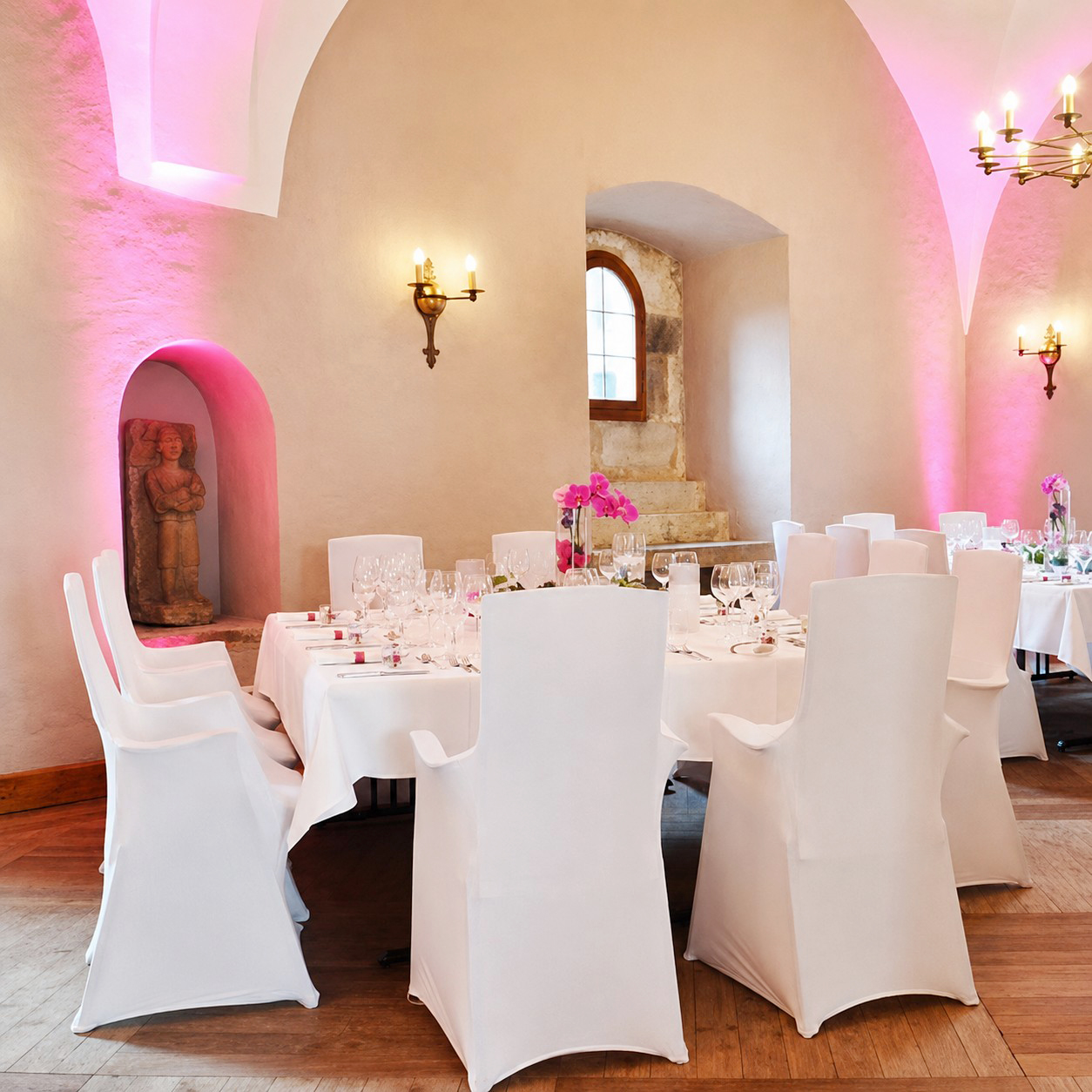 Edle Stuhlhusse Armlehne stretch weiss mieten Hochzeit Firmenevent Geburtstag