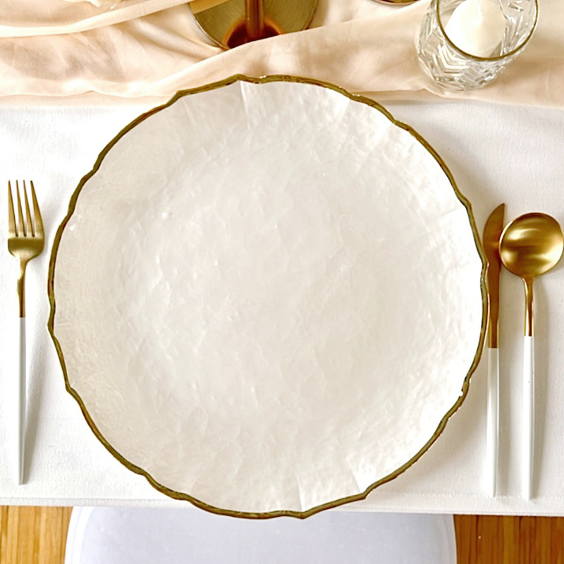 Platzteller_Eleganz_Struktur_Wellenrand_Glas_rund_perlweiss_Perlmutt:Goldrand_33cm_mieten_Verleih_Hochzeit_Firmenfeier_Geburtstag_1_2