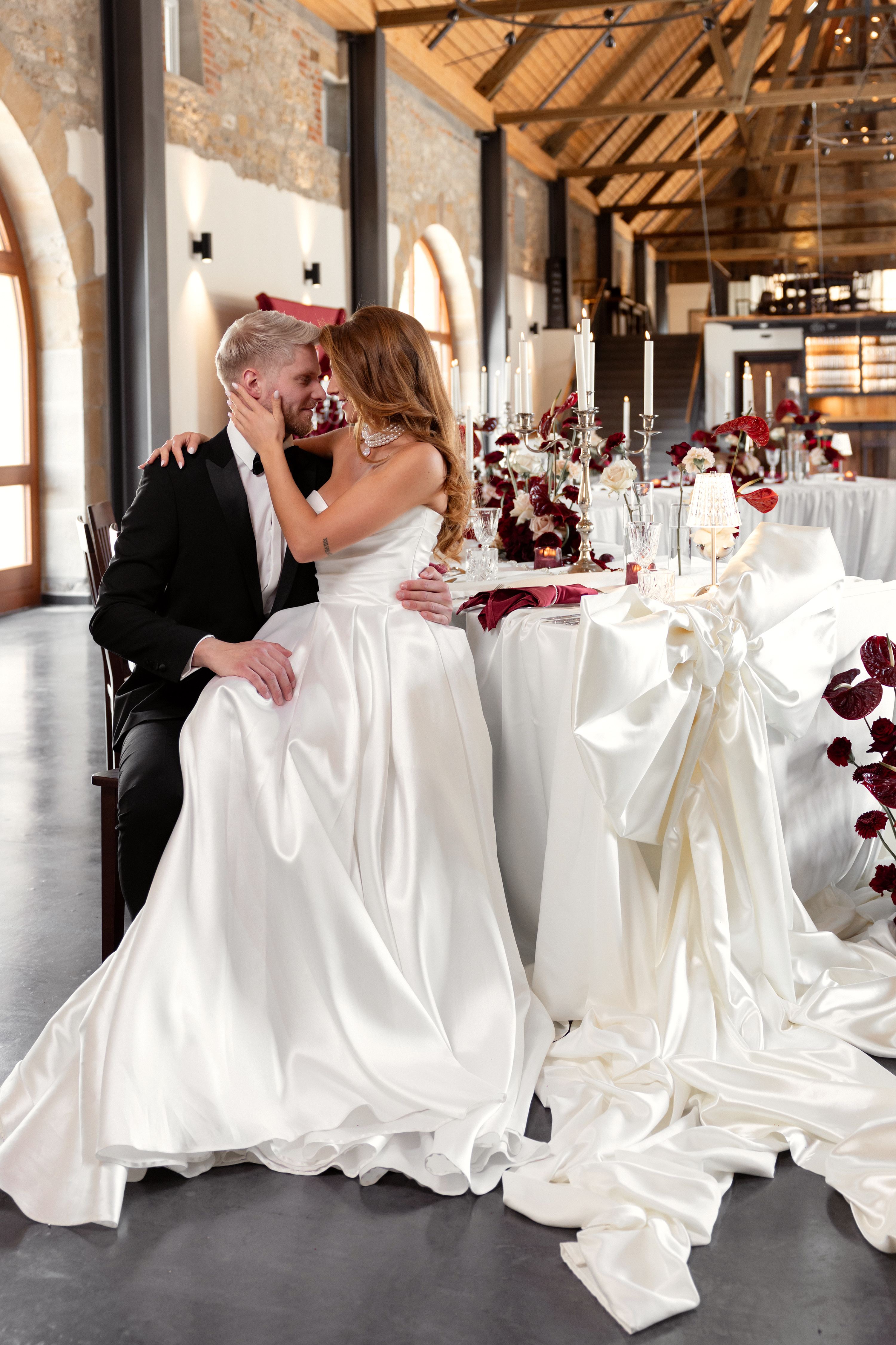 Tischdeko_Eventscheune_Ludwigsruhe_einzigartig_Satin_Tischdecken_Schleife_bodenlang_ivory_Brautpaar_Verleih
