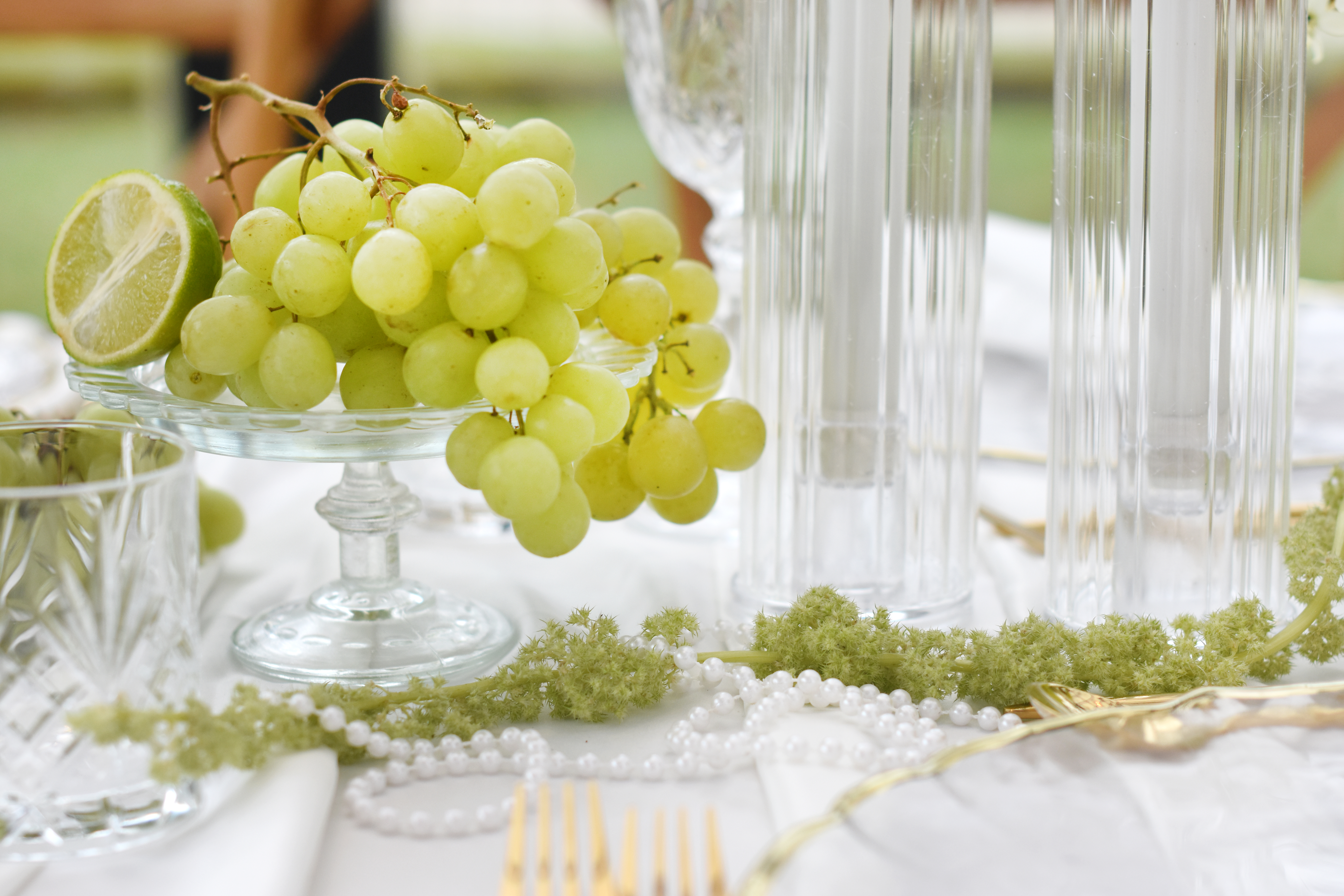 Tischdekoration_Hochzeit_Schlossgut_Lautenbach_Zylinder_Vase_Rille_kerze_Trauben