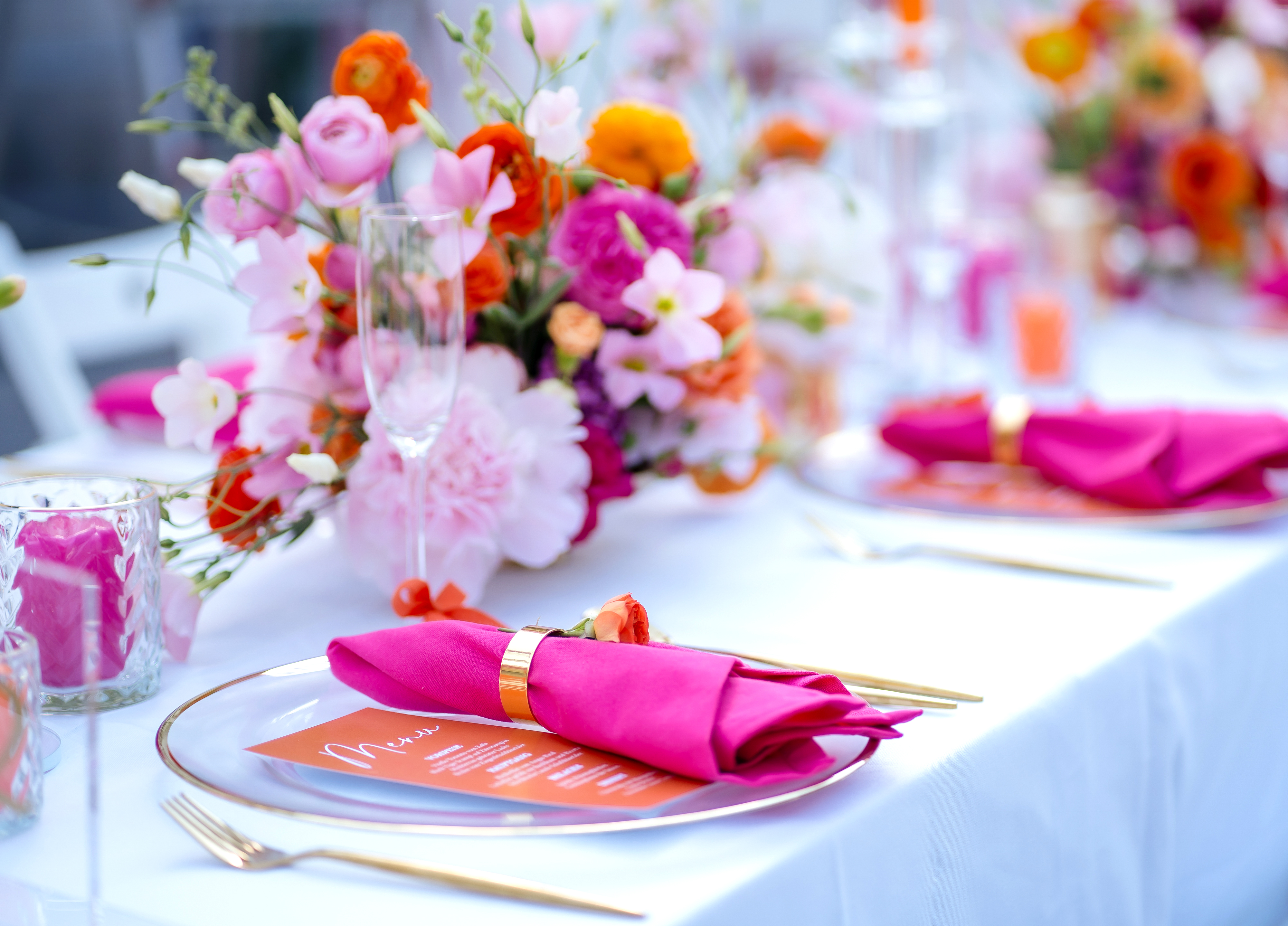 Tischdekoration_Hochzeit_Event_exklusiv_Platzteller_Glas_Goldrand_mieten