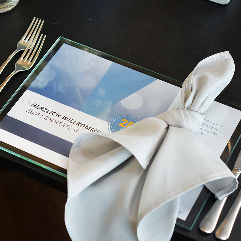 Platzteller_Glasplatte_transparent_rechteckig_20x30cm_aussergewöhnlich_Serviette_grau_mieten_Event_Hochzeit