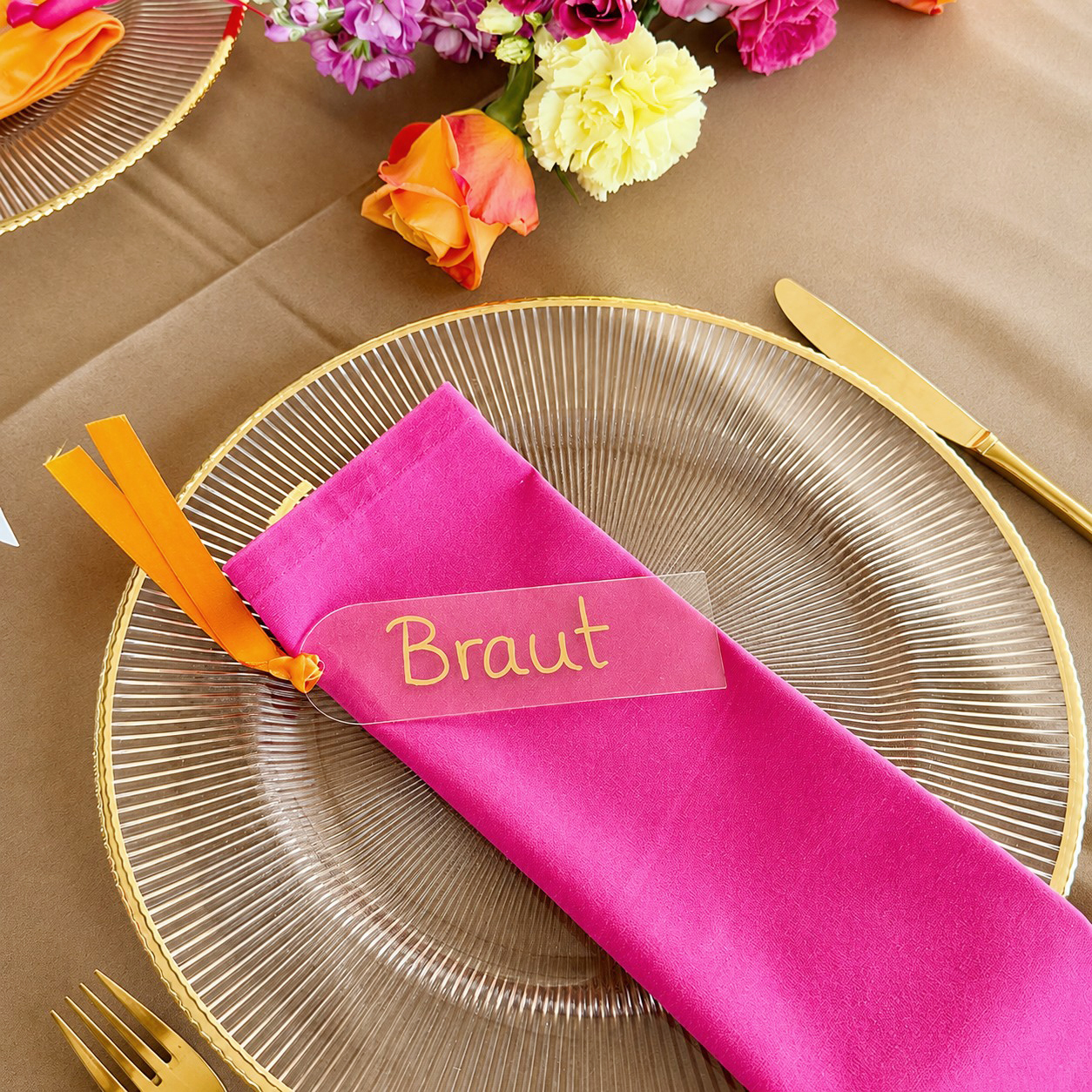 Platzteller_Rille_goldrand_Besteck_gold_Serviette_pink_mieten_Hochzeit_Event