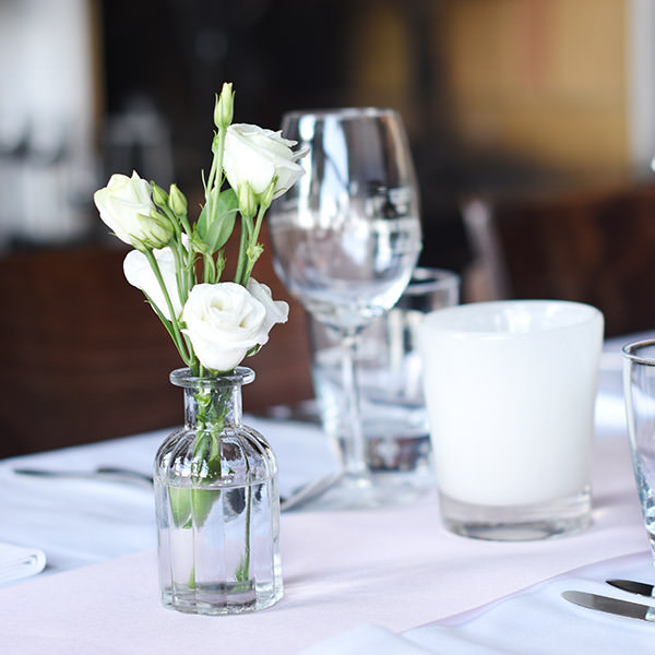 Flaschenvase Rille Glas klar mieten Tischdeko Hochzeit Vintage_2