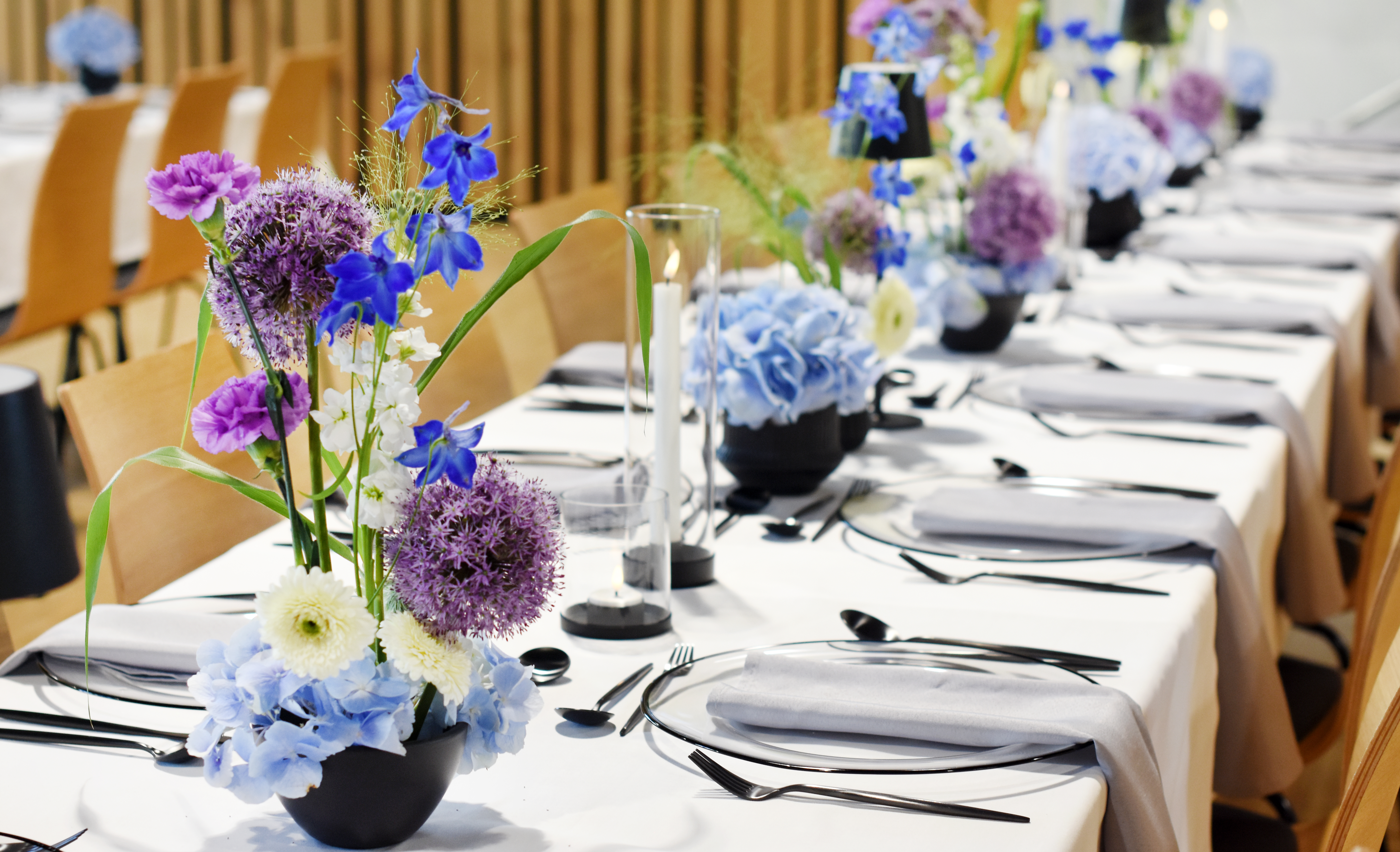 Dekoration_Firmenevent_Tisch_Blumen__minimalistisch_Alium_Rittersporn_Hortensie_modern_82