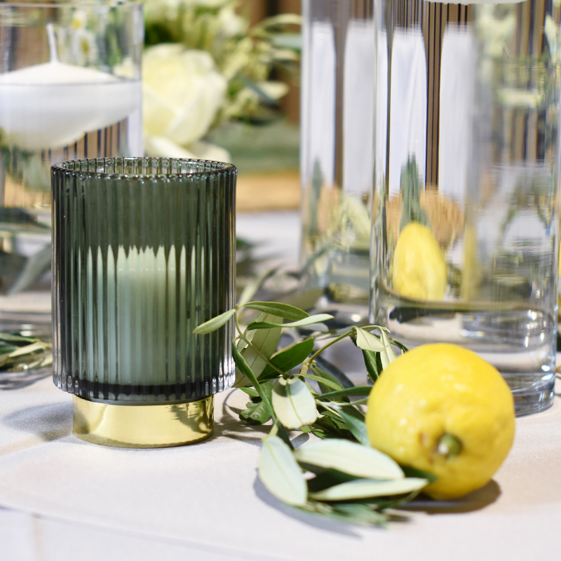 Vase Teelichthalter Rille, Glas grün mit Goldfuß mieten für Hochzeit und Event Tischdekoration_2