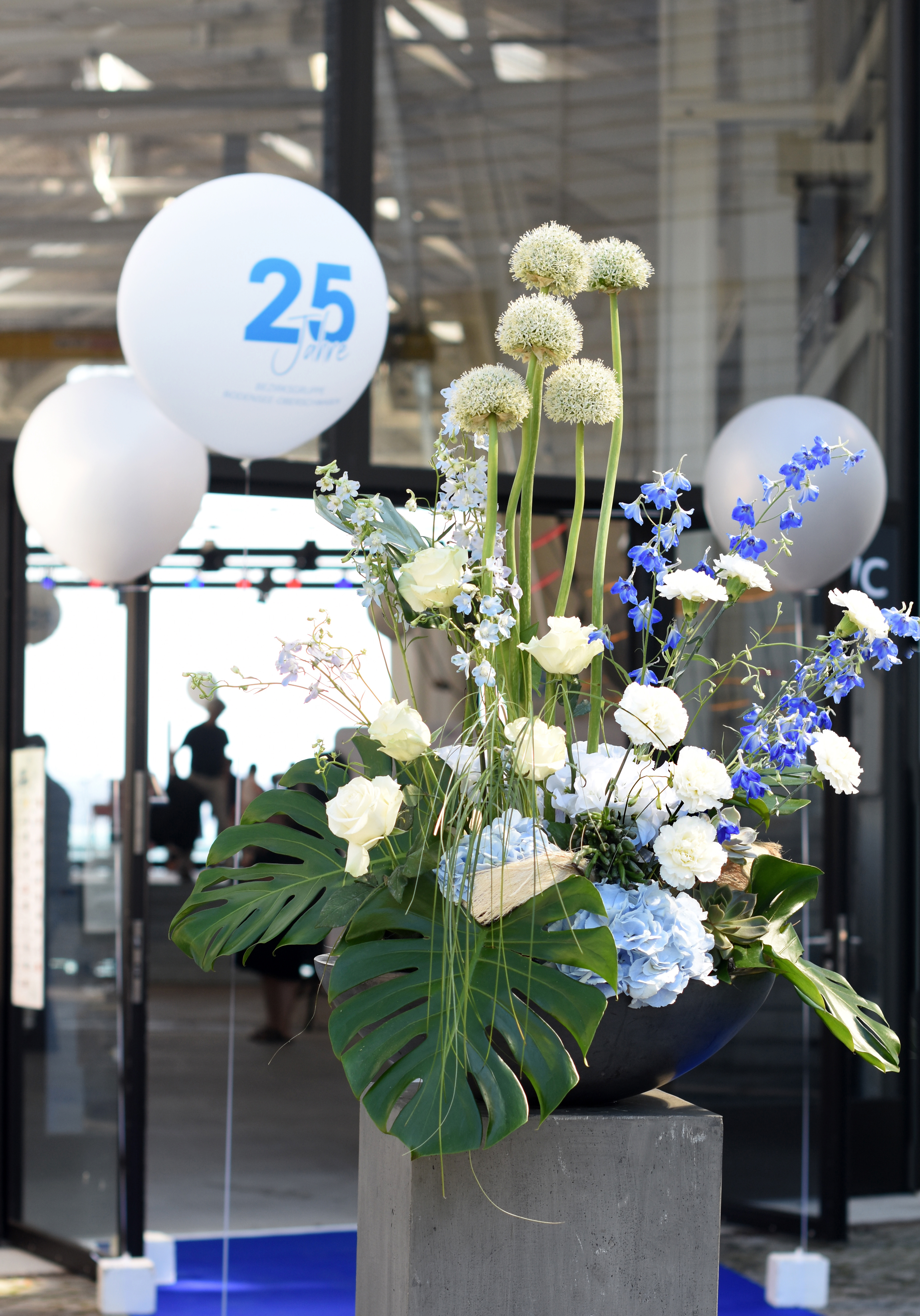 Dekoration_Firmenevent_Eingang_Empfang_Teppch_modern_puristisch_weiss_blau_grau_schwarz_202