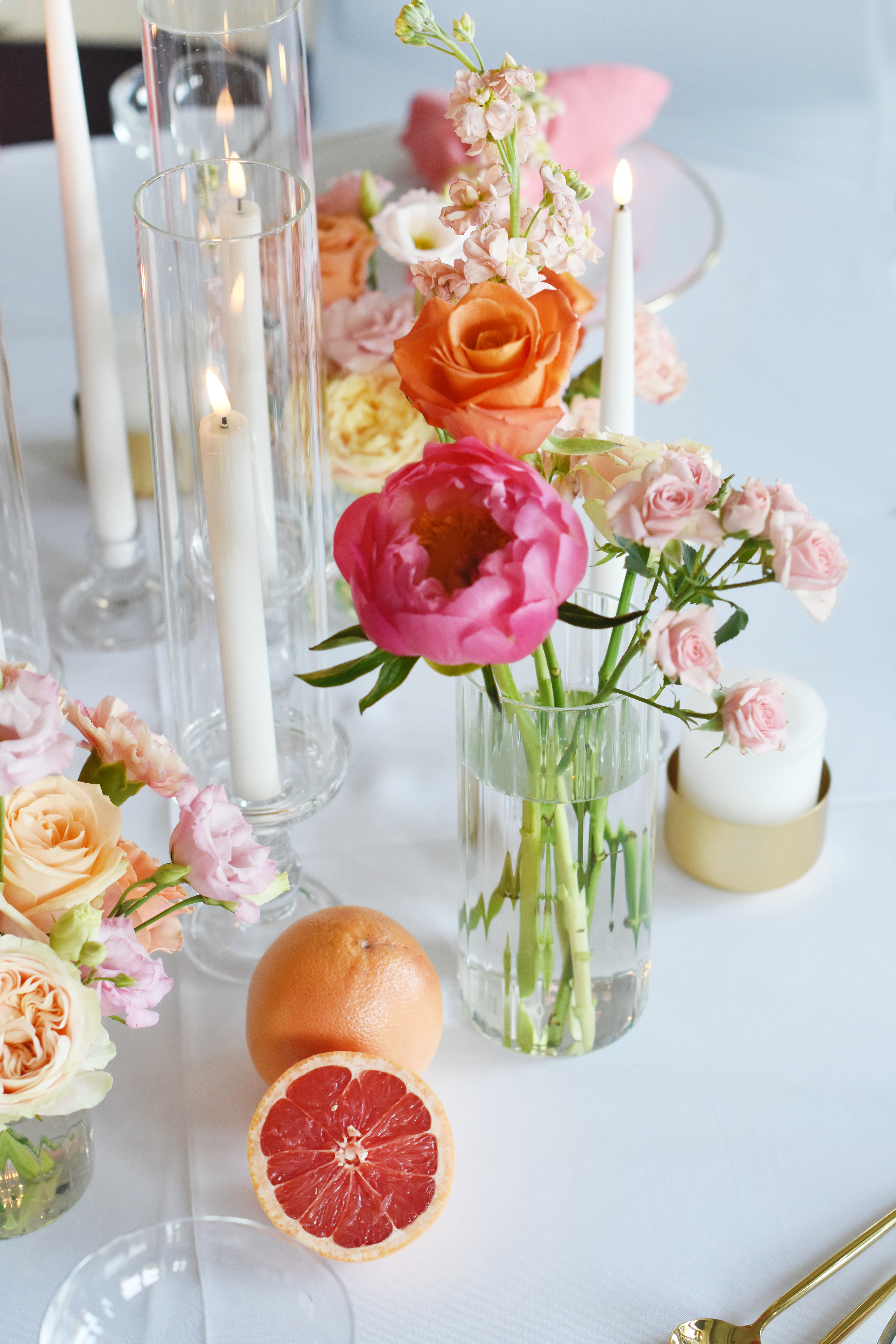 Dekoration_Tisch_Blumen_Sommer_apricot_koralle_Graphfruit_14