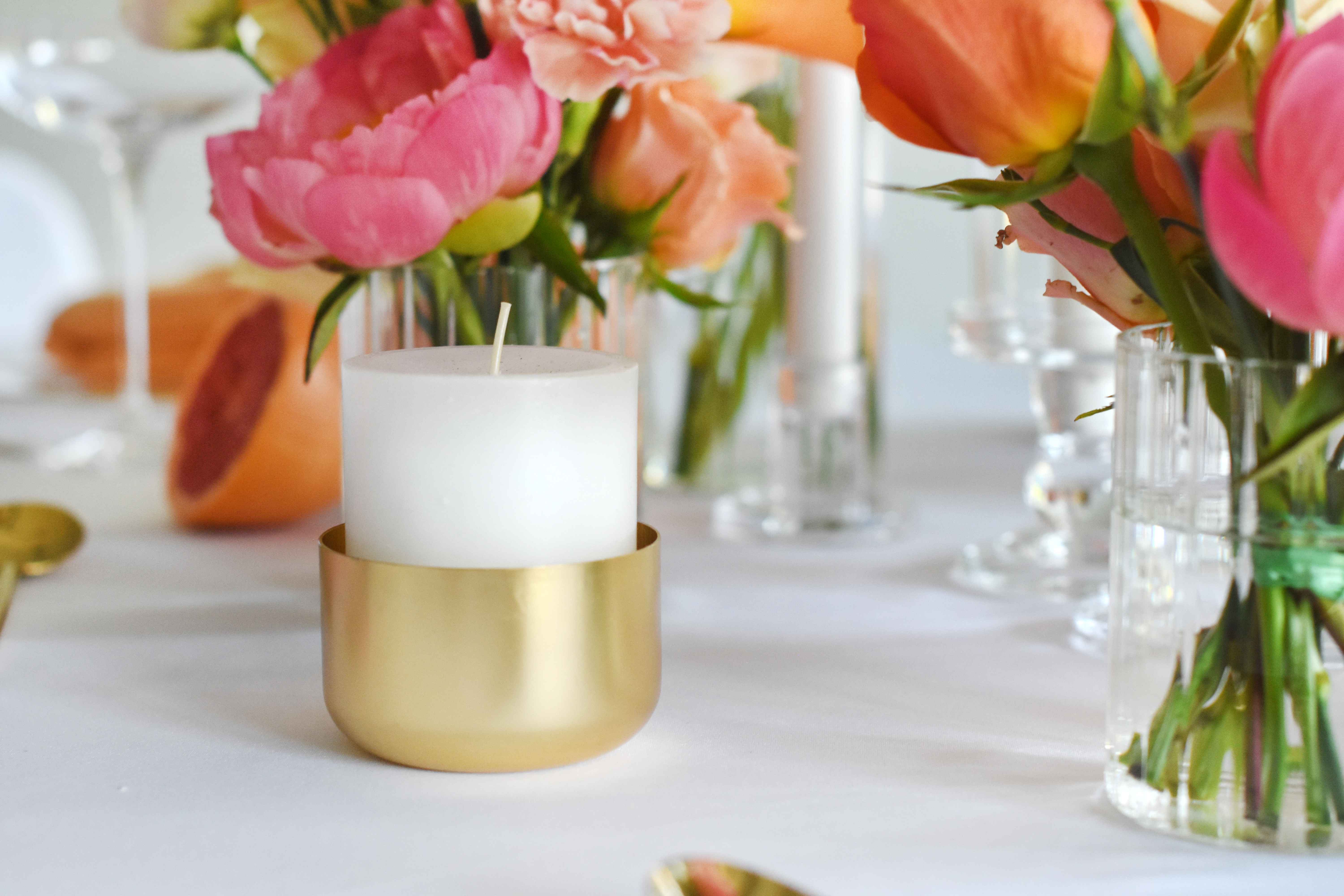 Dekoration_Tisch_Kerzenschale_mieten_Blumen_Sommer_apricot_koralle_Graphfruit_5