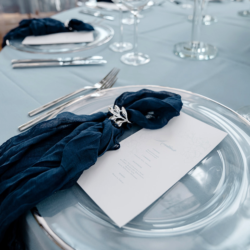 Platzteller_Glas_Silberrand_Serviettenring_Blatt_silber_mieten