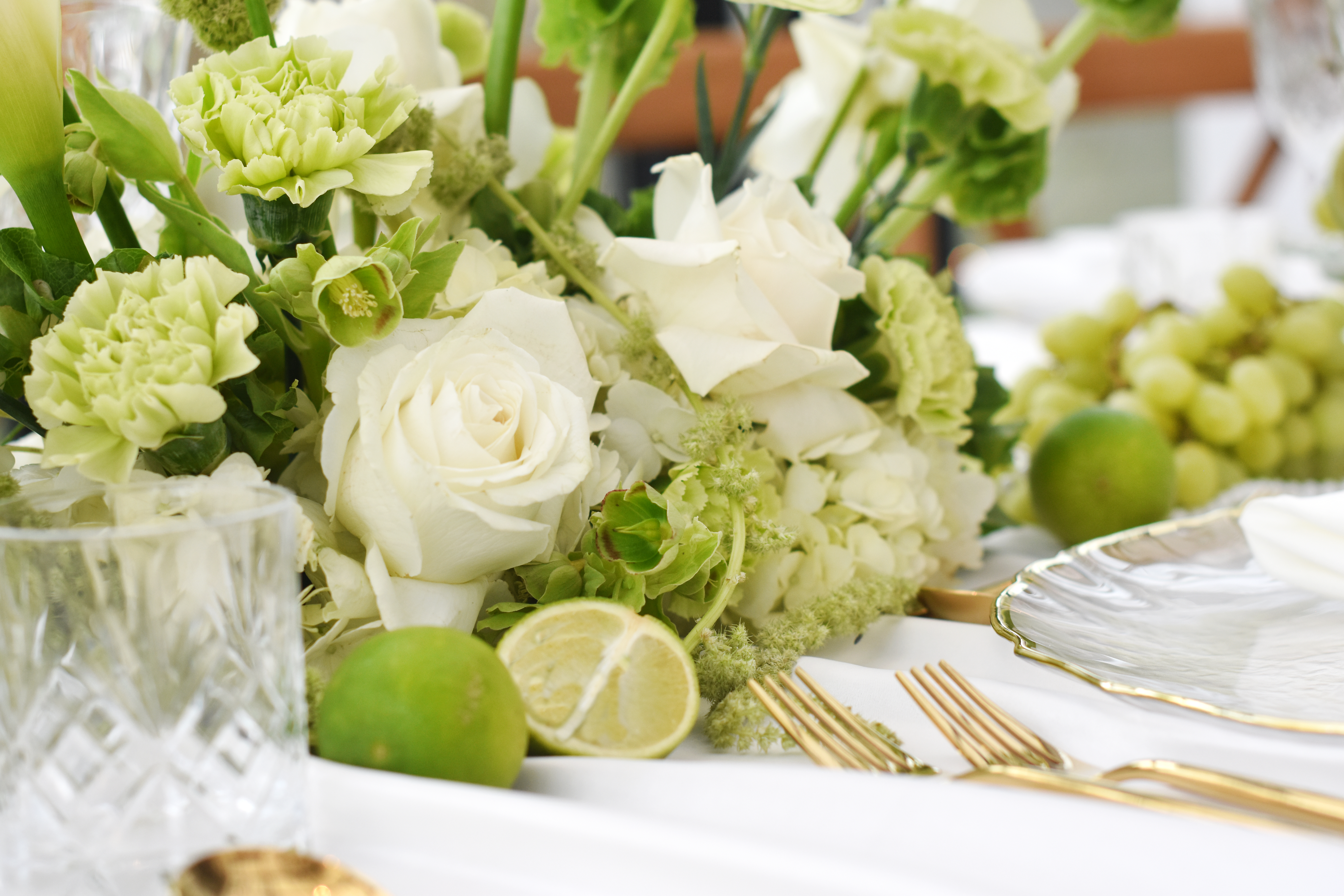 Tischdekoration_Hochzeit_Schlossgut_Lautenbach_Tischgesteck_weiss-gruen
