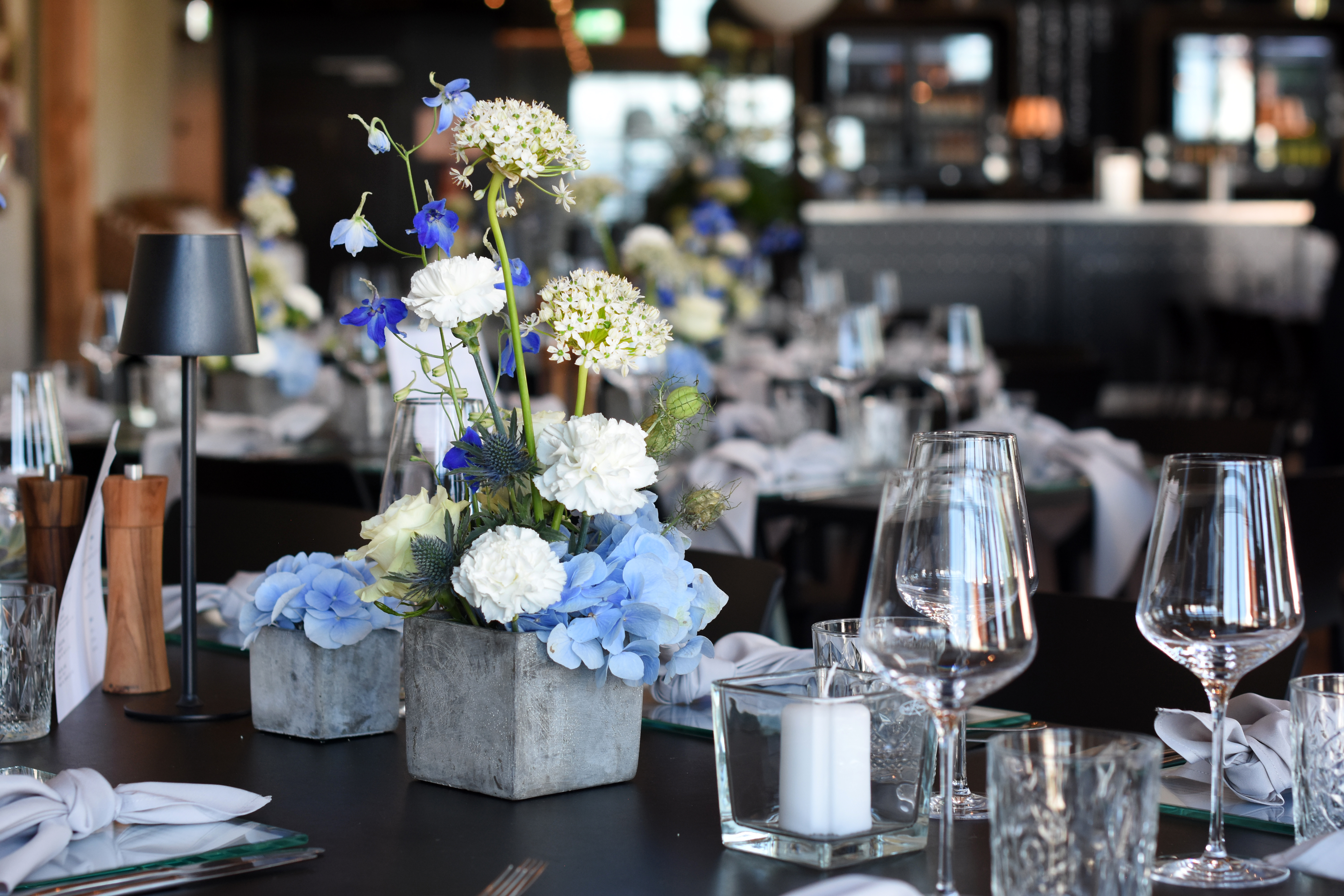 Dekoration_Firmenevent_Tischdeko_modern_puristisch_weiss_blau_grau_schwarz_6