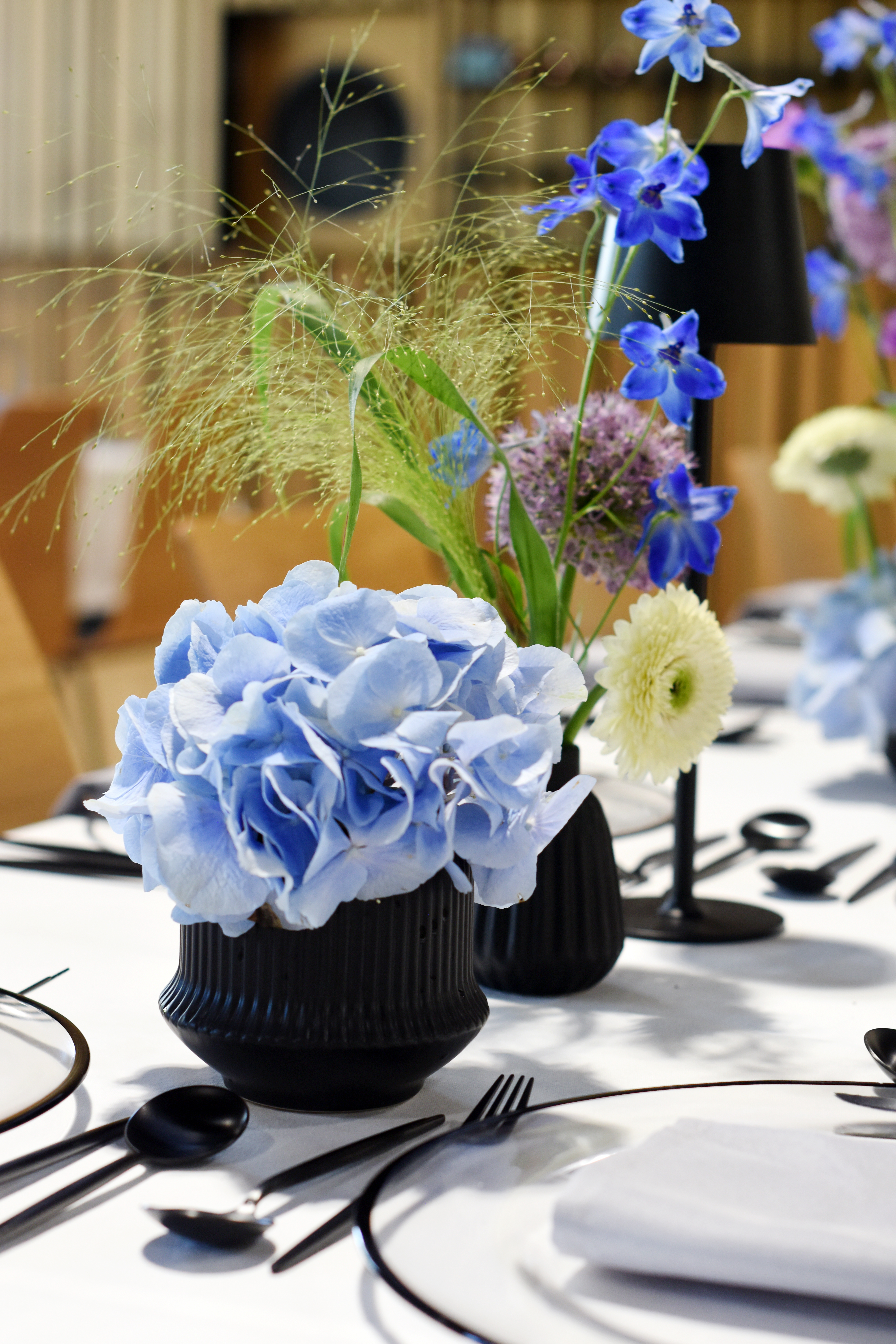 Dekoration_Firmenevent_Tisch_Blumen__minimalistisch_Alium_Rittersporn_Hortensie_modern_5