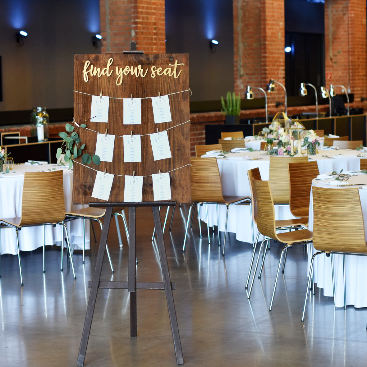Sitzplan Tischplan Willkommensschild Find your Seat für Staffelei Holz braun gold für Hochzeit und Veranstaltung [mieten]_2